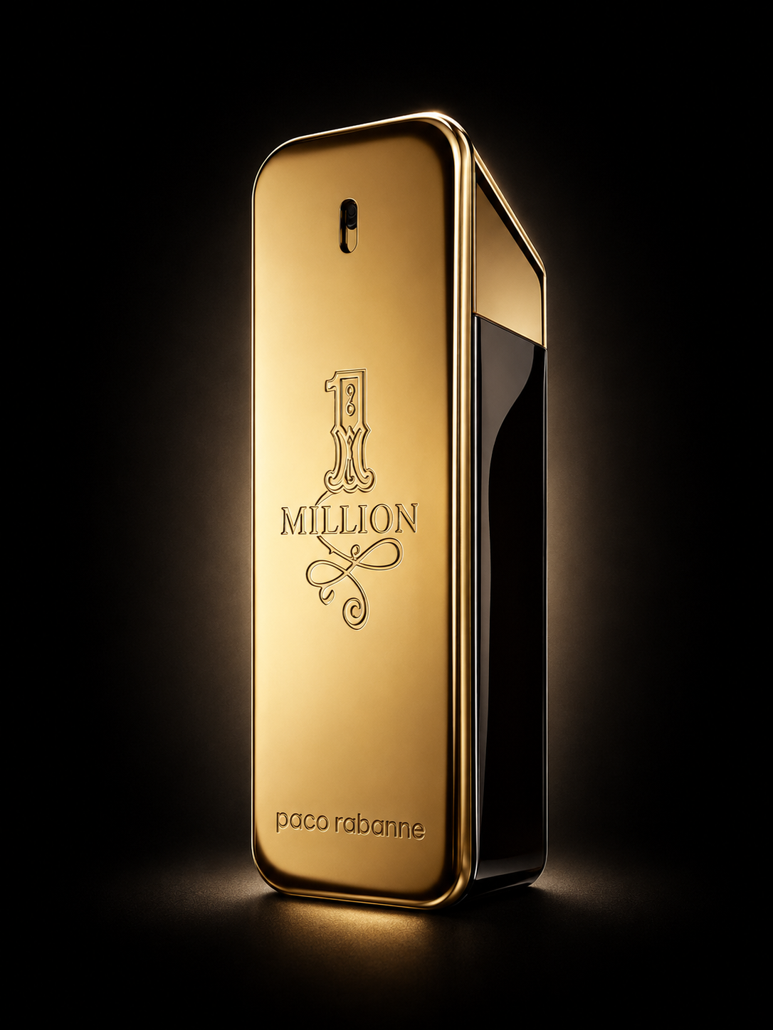 Un flacon de parfum doré de Paco Rabanne, nommé '1 Million', présenté contre un fond sombre avec un éclairage qui met en valeur le flacon.