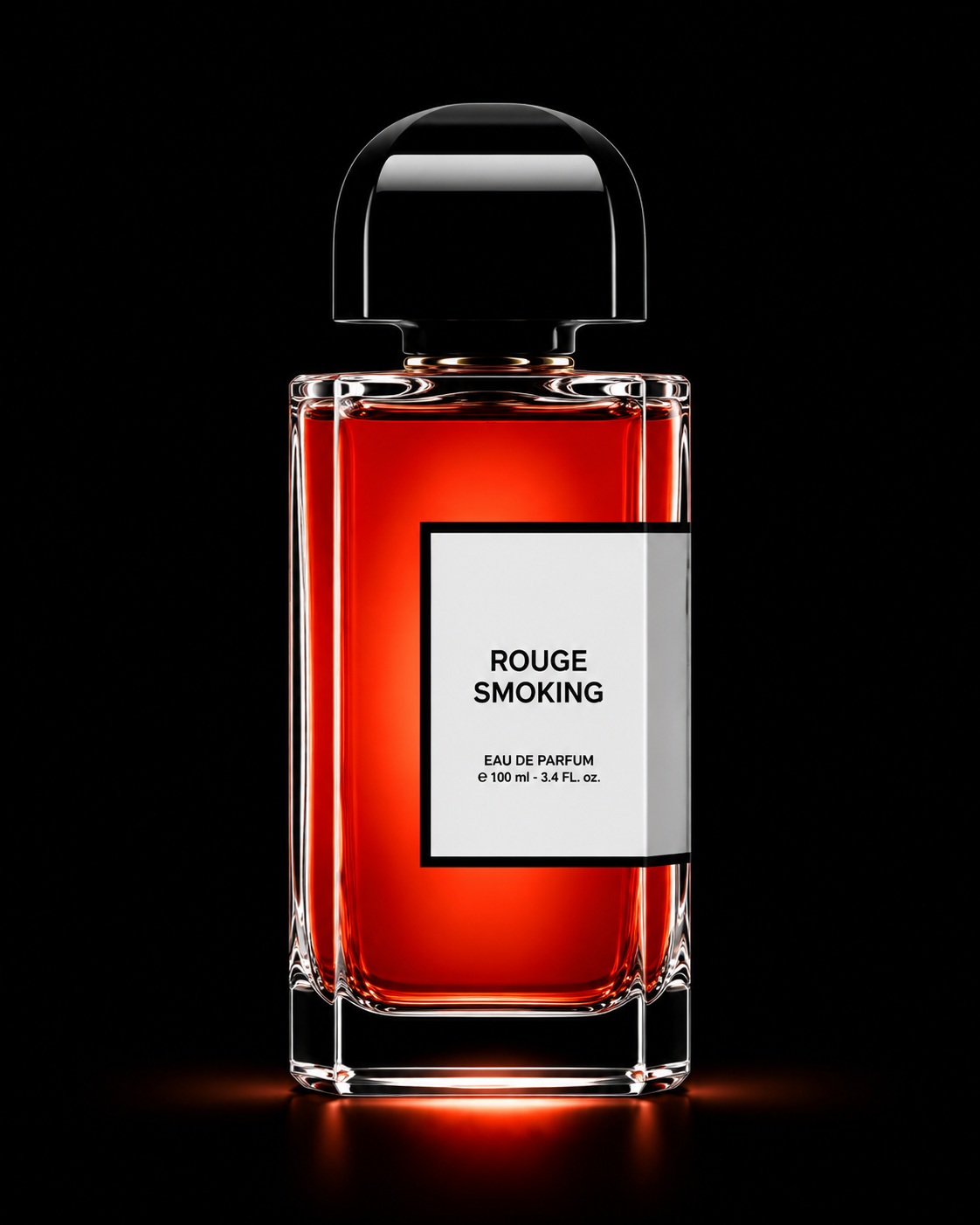 Flacon de parfum rouge nommé 'Rouge Smoking' avec une étiquette blanche, placé contre un fond noir.