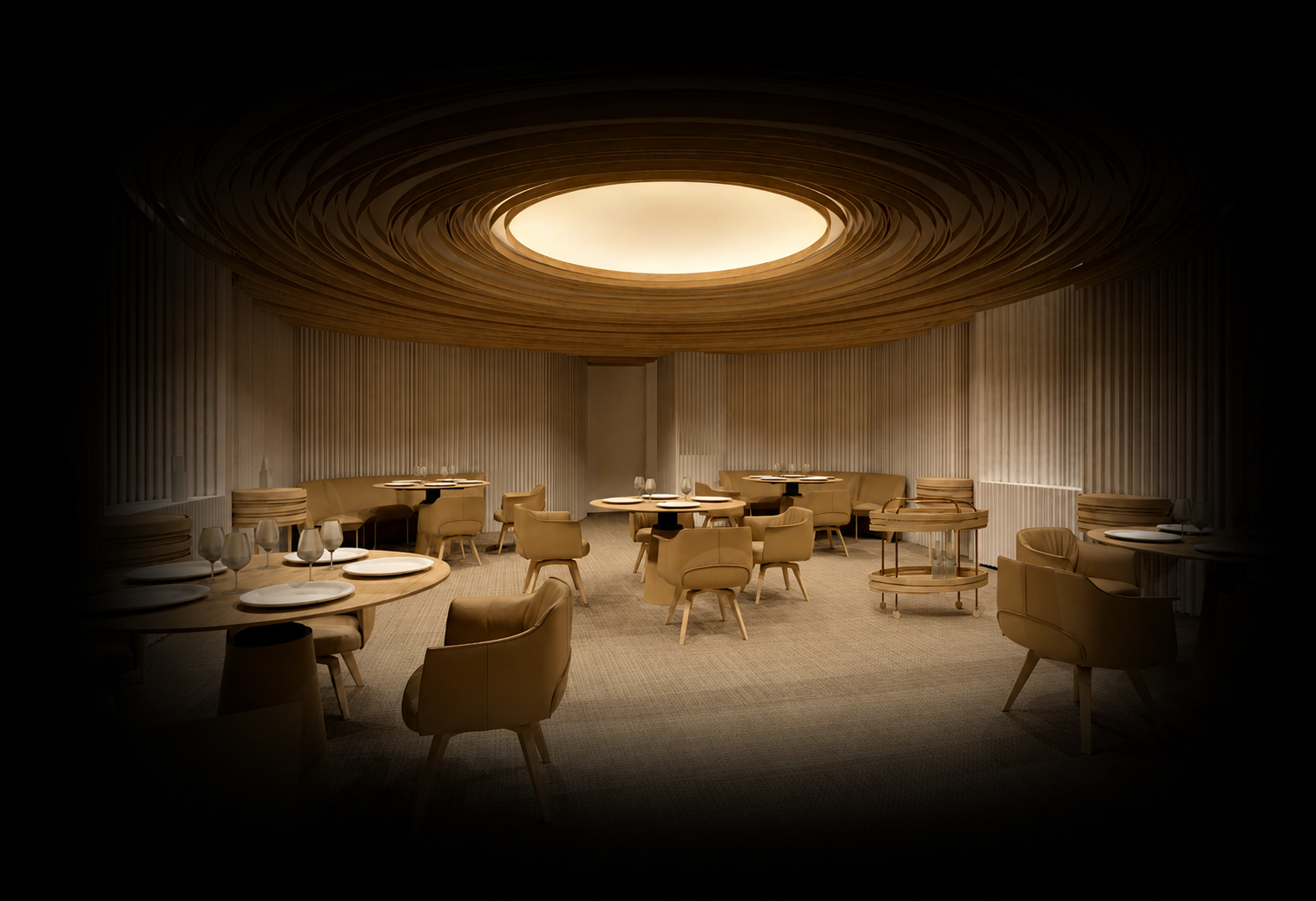 Salle à manger élégante avec tables rondes, chaises en cuir beige, éclairage tamisé et décoration en bois naturel.