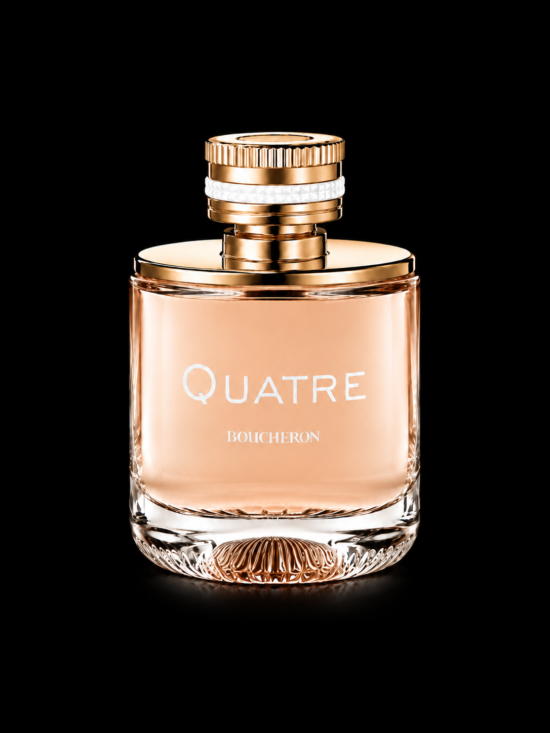 Une bouteille de parfum de la marque Boucheron, nommée Quatre, en verre transparent avec liquide rose pâle, un bouchon en or avec une bande blanche et une bande dorée, sur un fond noir.
