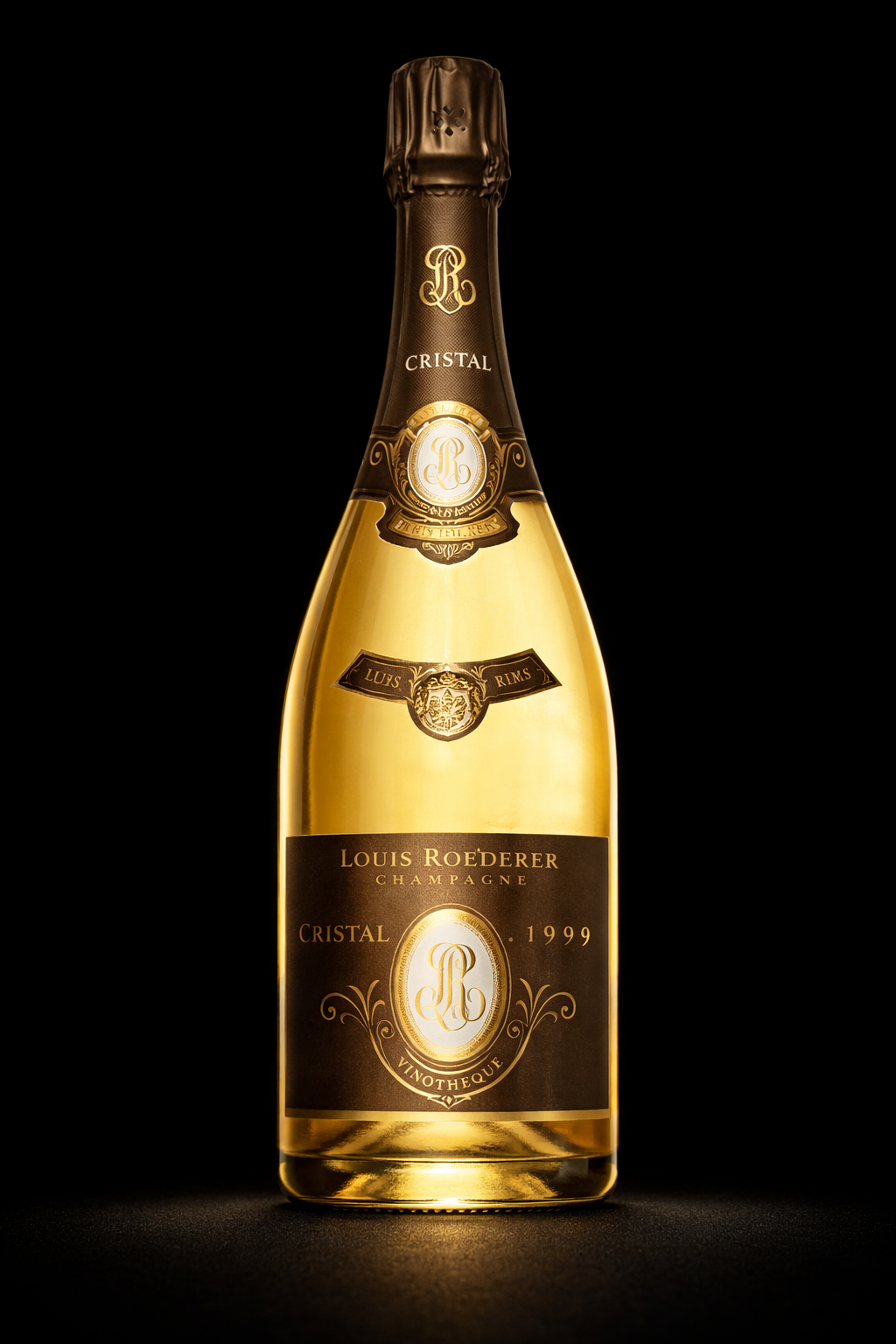 Bouteille de champagne Louis Roederer Cristal 1999 avec une étiquette noire et or, fond noir, lumière mettant en valeur la bouteille.
