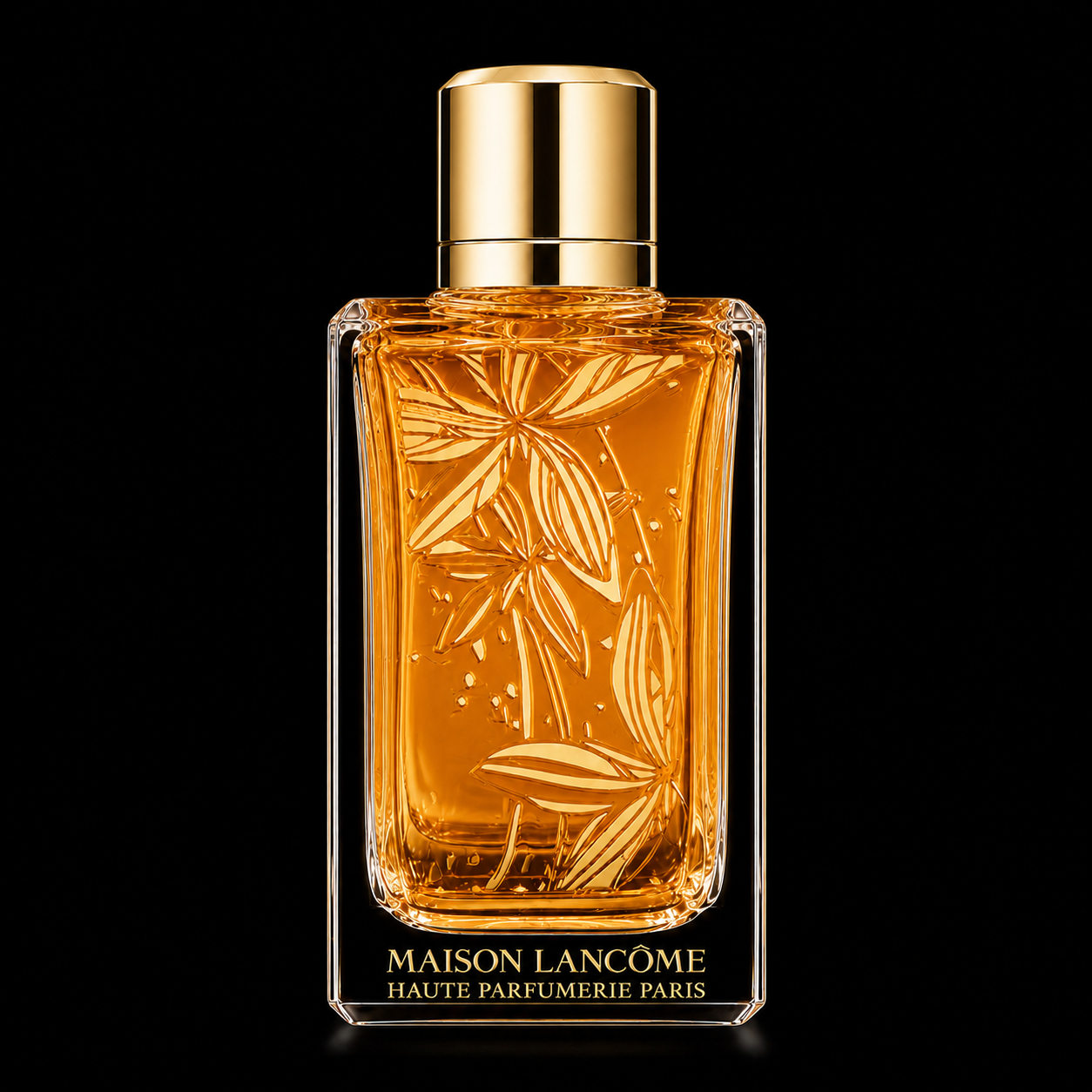 Flacon de parfum Maison Lancôme, avec un design en verre transparent orné de motifs de feuilles d'or, contre un fond noir.