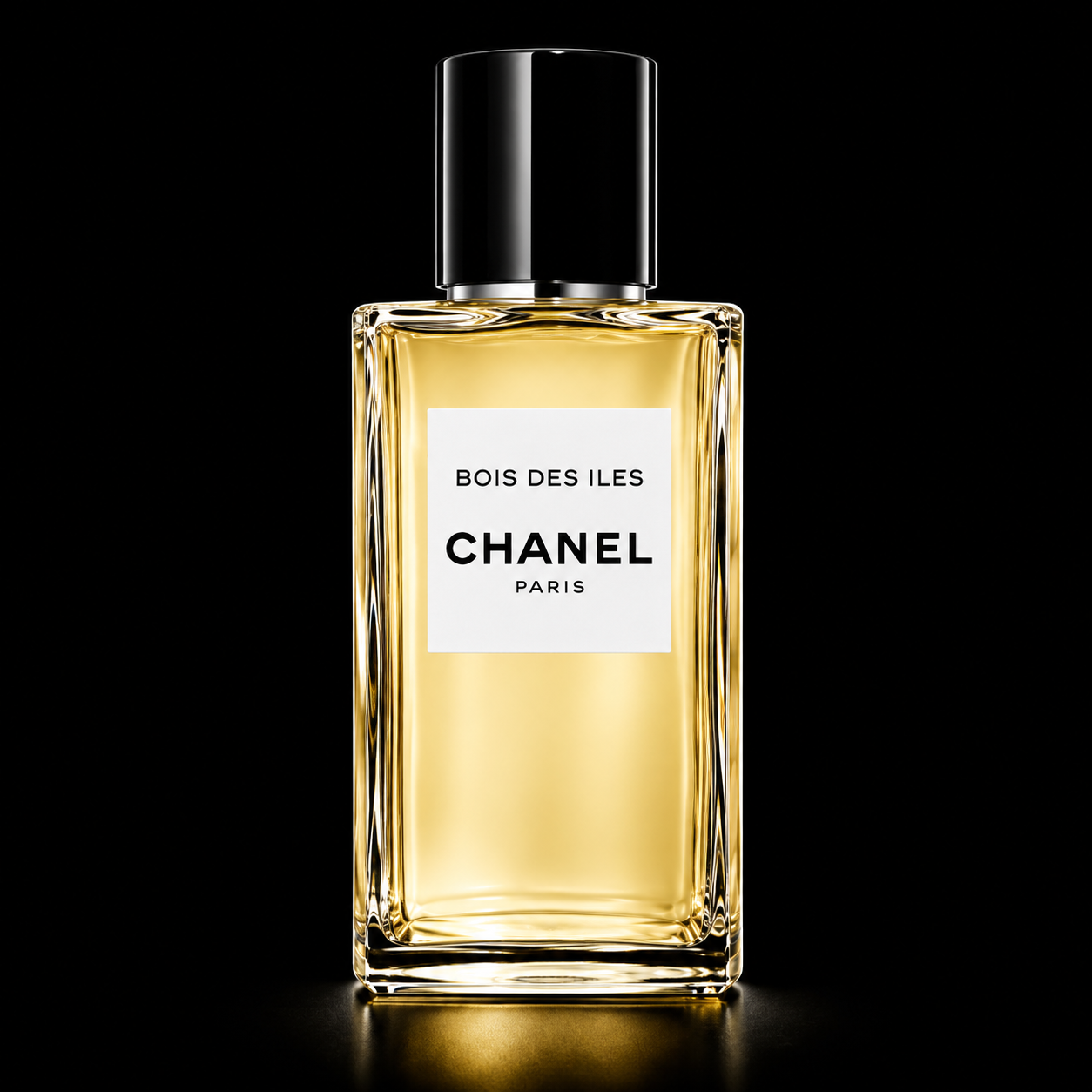 Flacon de parfum Chanel Bois des Iles avec étiquette blanche et capuchon noir, sur fond noir.