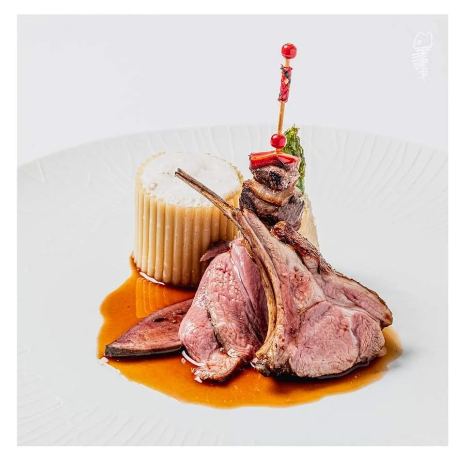 Plat de viande d'agneau avec purée, légumes et une brochette décorative