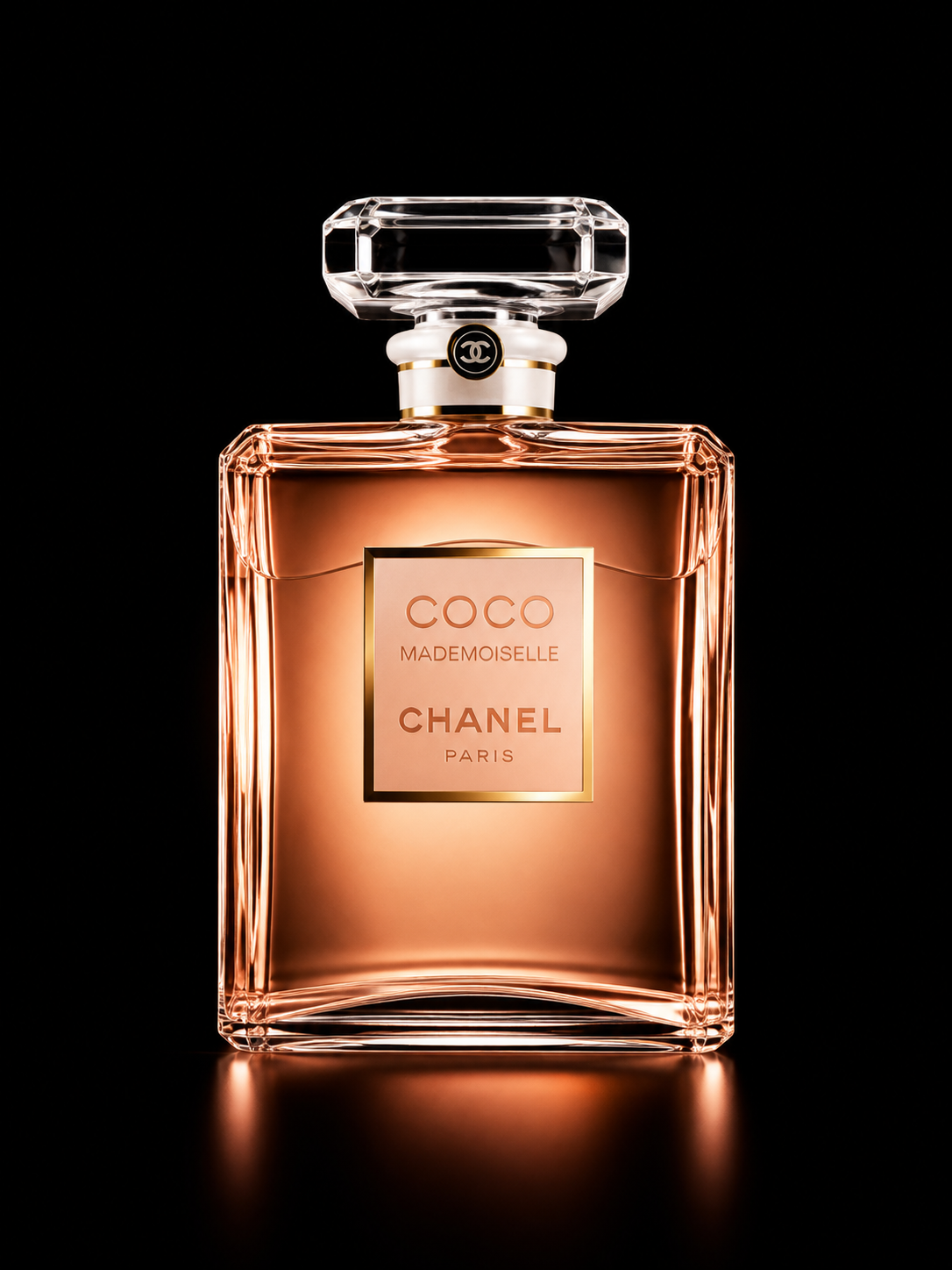 Une bouteille de parfum Chanel Coco Mademoiselle en verre rose, avec un bouchon en cristal transparent, sur fond noir.