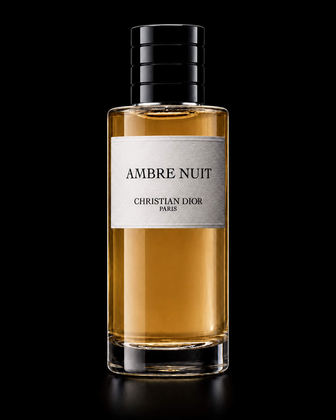 Flacon de parfum Christian Dior Ambre Nuit avec liquide ambré, sur fond noir.