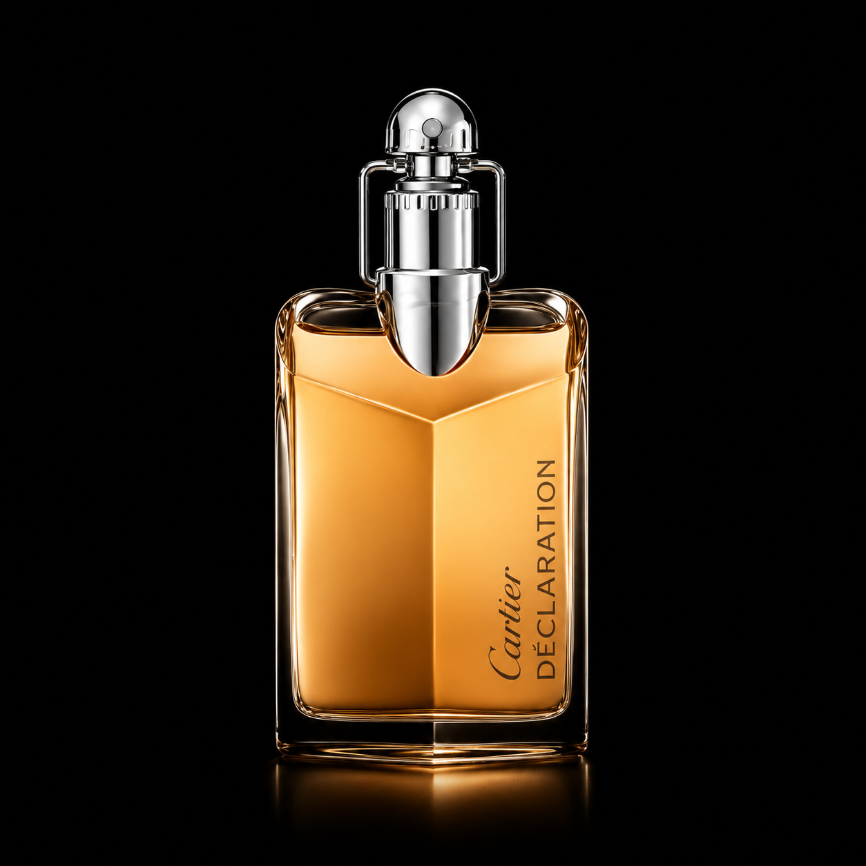 Flacon de parfum emblématique de Cartier La Pätion Déclaration avec une forme rectangulaire transparente et liquide ambré, sur fond noir.