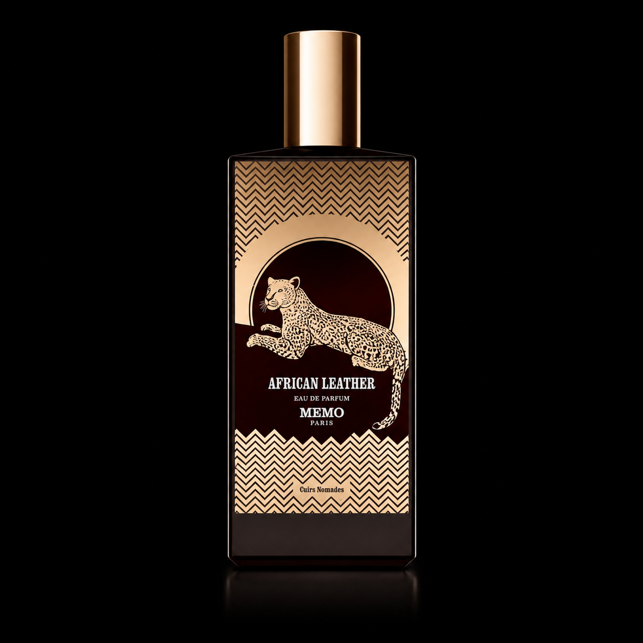 Une bouteille de parfum noir avec une étiquette beige et or, représentant un léopard allongé, avec le texte "AFRICAN LEATHER" et autres détails.