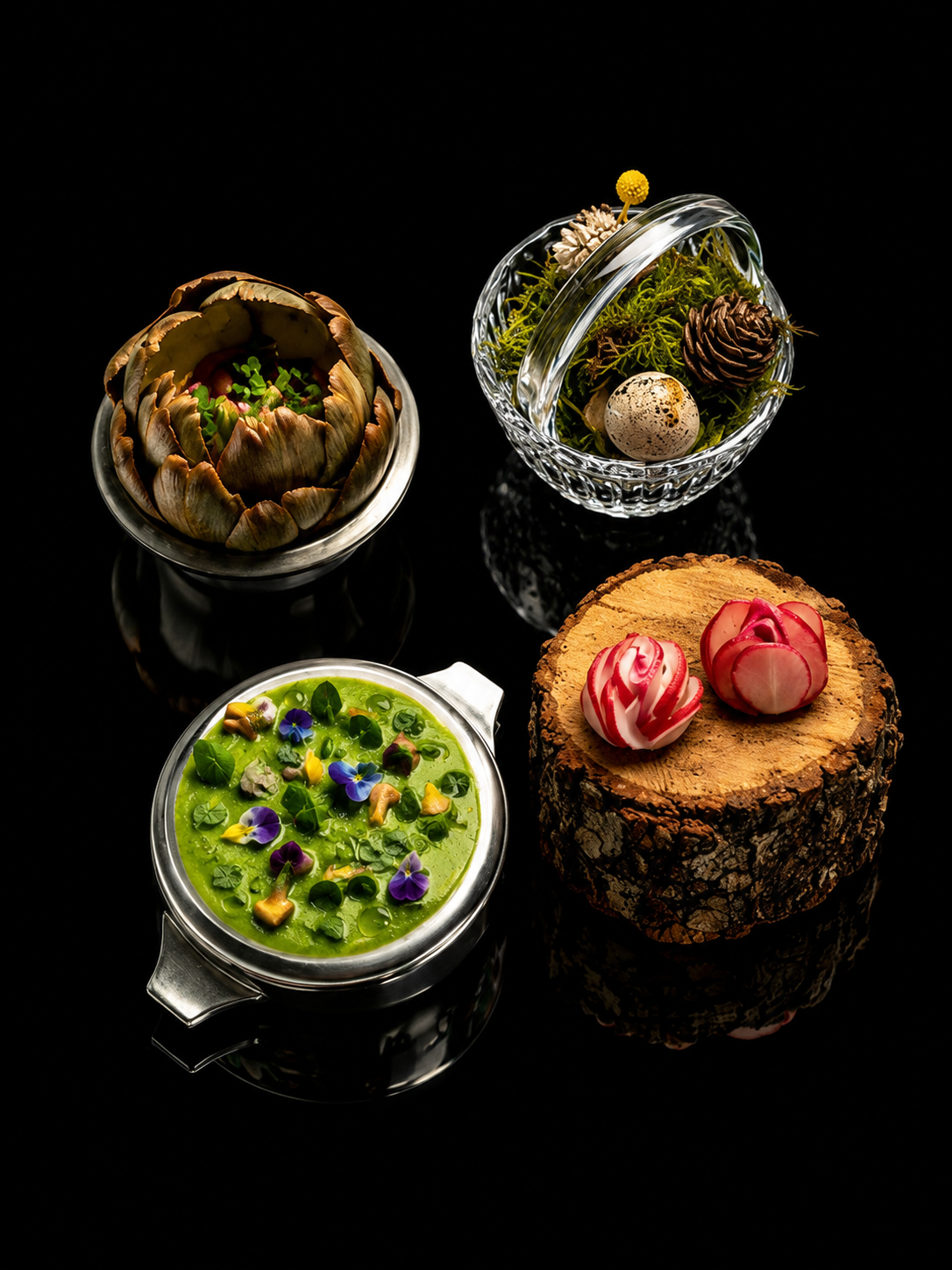 quatre plats decoratifs avec des ingrédients naturels et des fleurs, dont un dans un bol en verre, un autre dans un verre avec des éléments végétaux, un troisième en céramique avec des fleurs, et un dernier sur un tronc d'arbre avec deux roses fabriquées en céramique ou en sucre