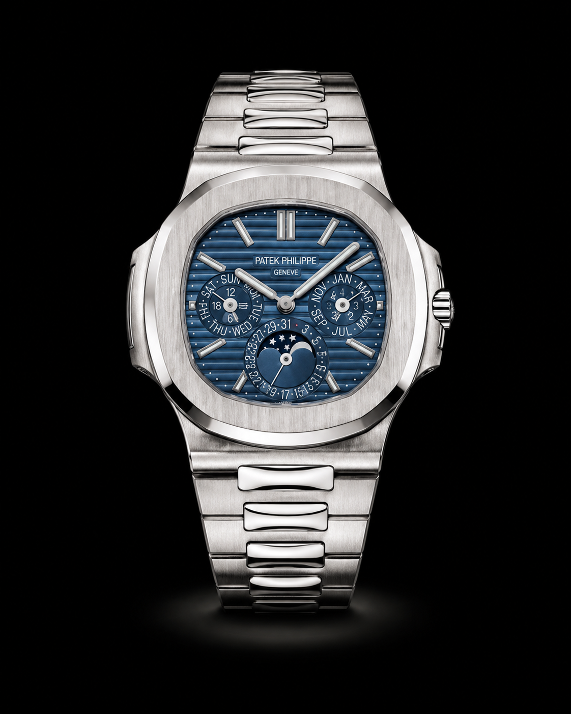 Montre de luxe en acier avec cadran bleu, affichant le jour, la date, le mois, la lune, et l'heure.