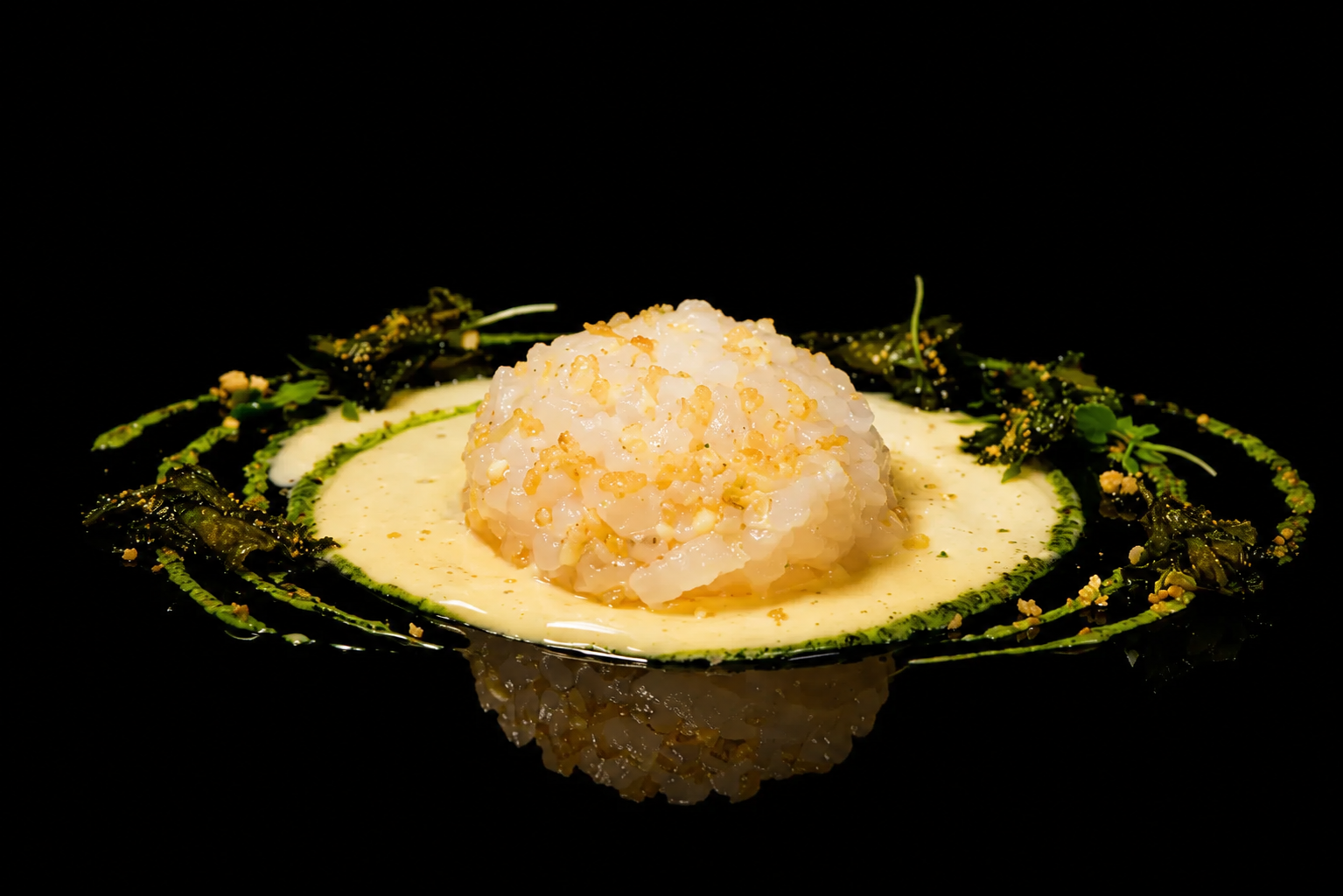 Riz blanc en boule avec sauce crémeuse, garniture verte et croustilles