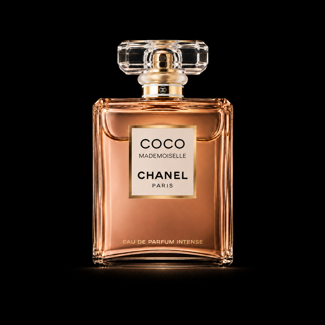 Flacon de parfum Chanel Coco Mademoiselle présenté sur fond noir.