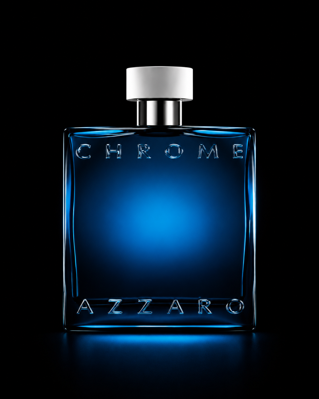 Flacon de parfum bleu noir avec le mot 'CHROME' gravé en haut et 'AZZARO' gravé en bas, chapeau blanc, fond noir.
