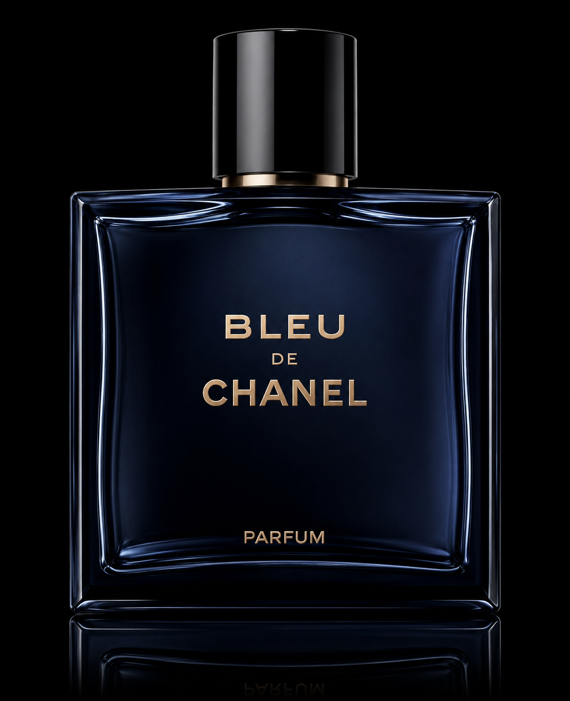 Une bouteille de parfum Bleu de Chanel, de couleur bleu foncé avec un capuchon noir, sur fond noir