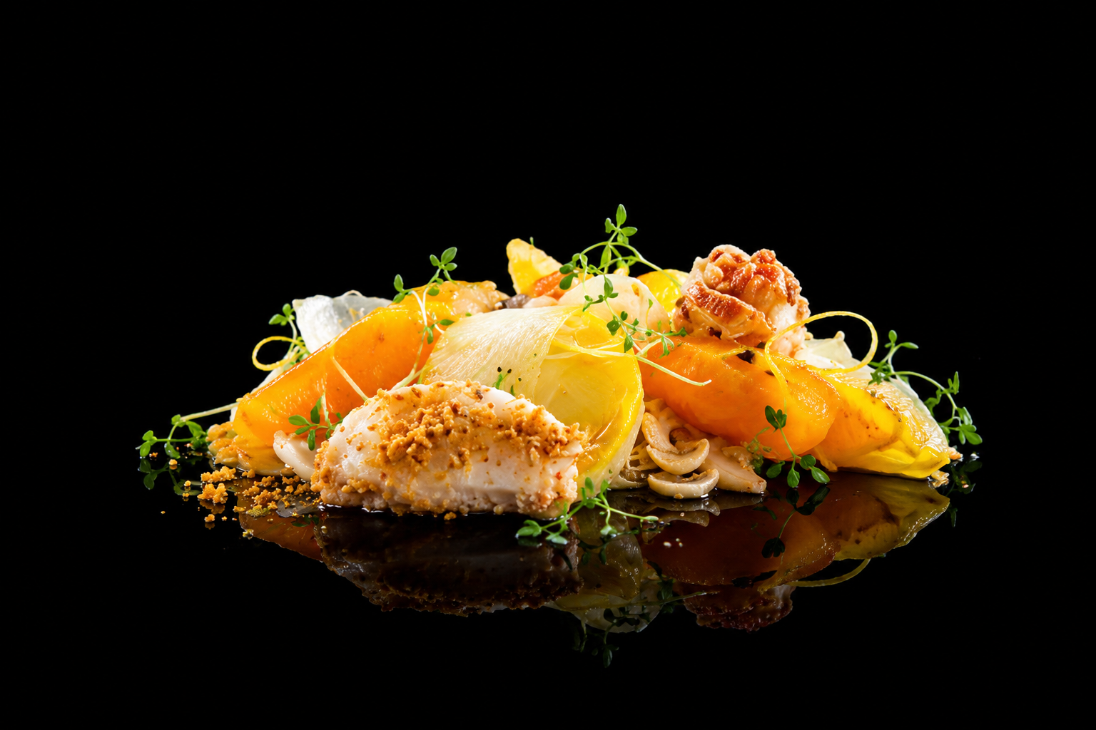 Assiette de fruits de mer avec des oeufs, de la sauce et des herbes fraîches sur un fond noir.