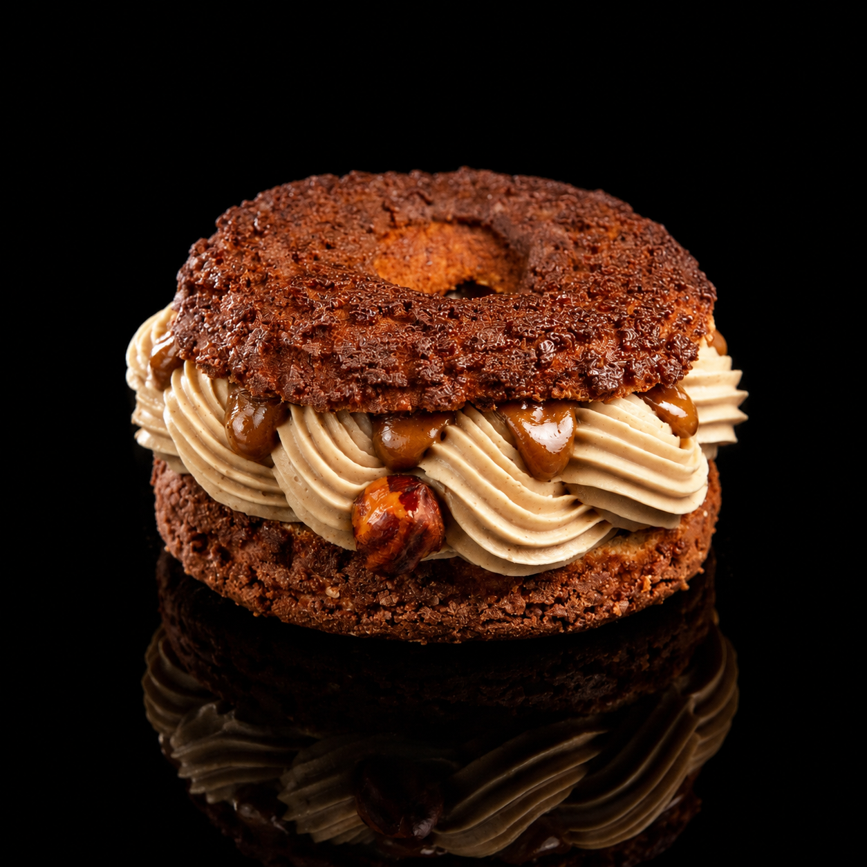 Gâteau aux biscuits, crème et noix avec une couche de biscuits en haut, crème au centre et noix en décoration.
