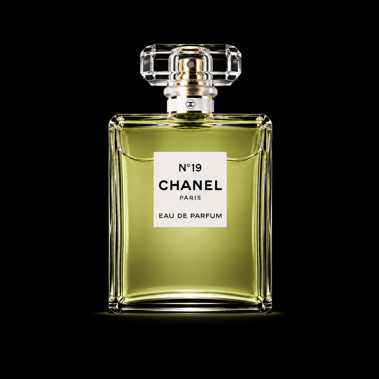 Une bouteille de parfum Chanel N°19 Paris Eau de Parfum sur fond noir.