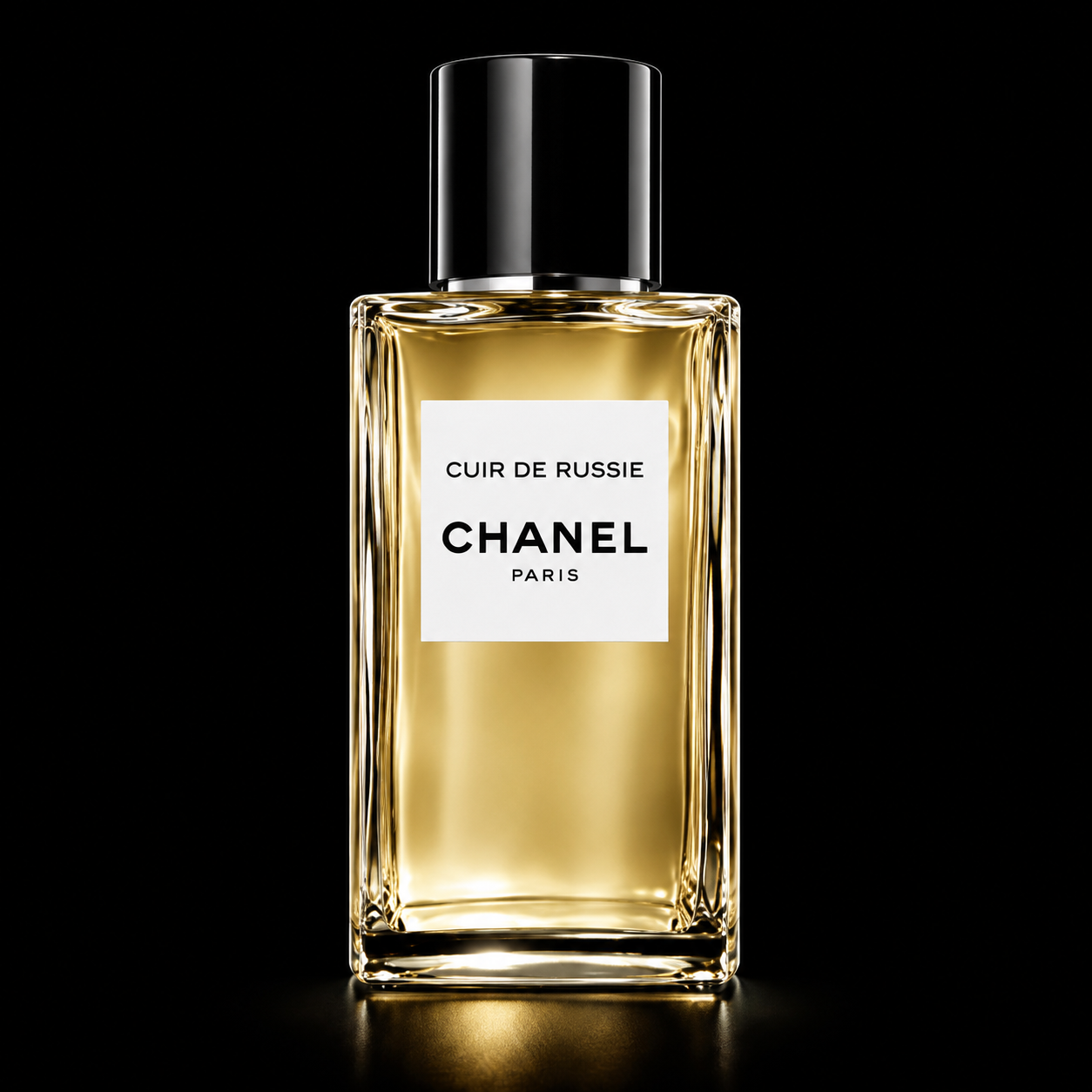 Bouteille de parfum Chanel Cuir de Russie avec un fond noir.