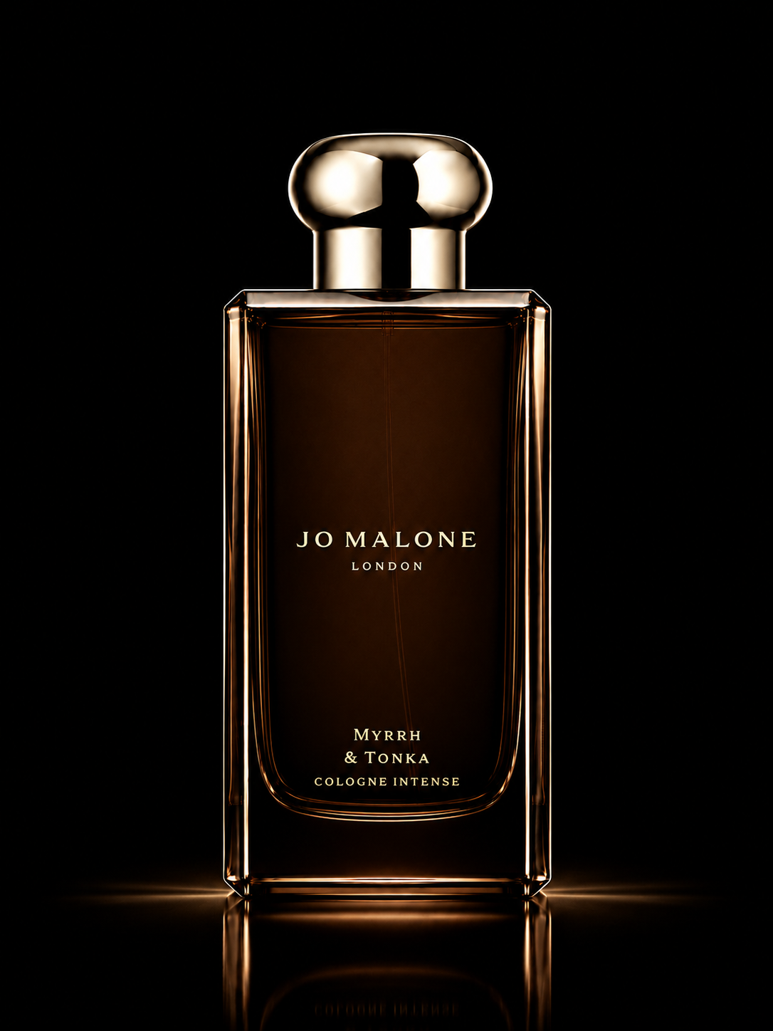 Flacon de parfum Jo Malone London Myrrh & Tonka Cologne Intense sur fond noir