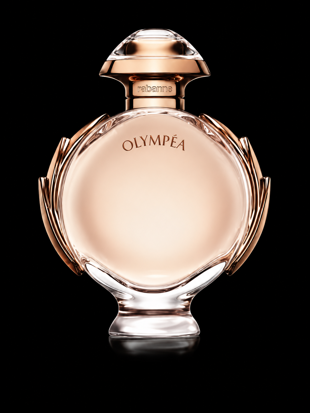 Une bouteille de parfum élégante avec un design en verre transparent,-or, portant les inscriptions "OLYMPÉA" et "rabbane", sur un fond noir.