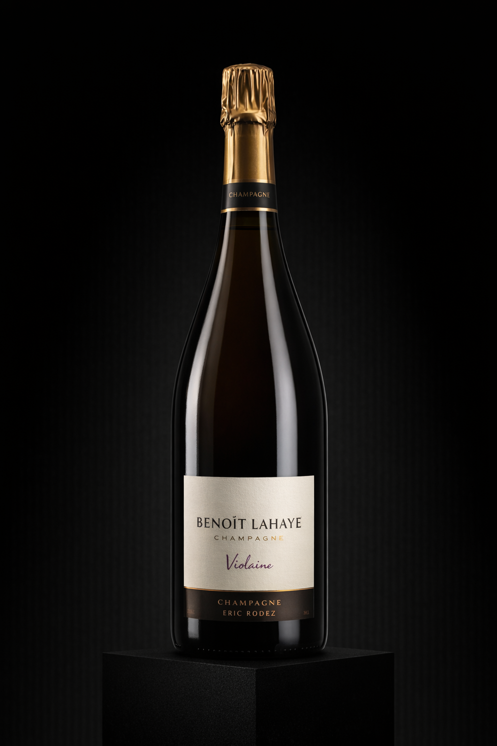 Bouteille de champagne Benoît Lahaye Violaine avec un étiquetage blanc et noir, sur un socle noir, fond noir