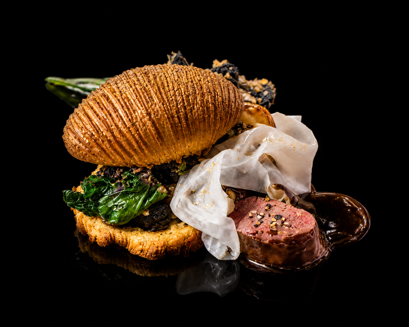 Gastronomie moderne avec coquillage, viande, légumes et garnitures sur fond noir