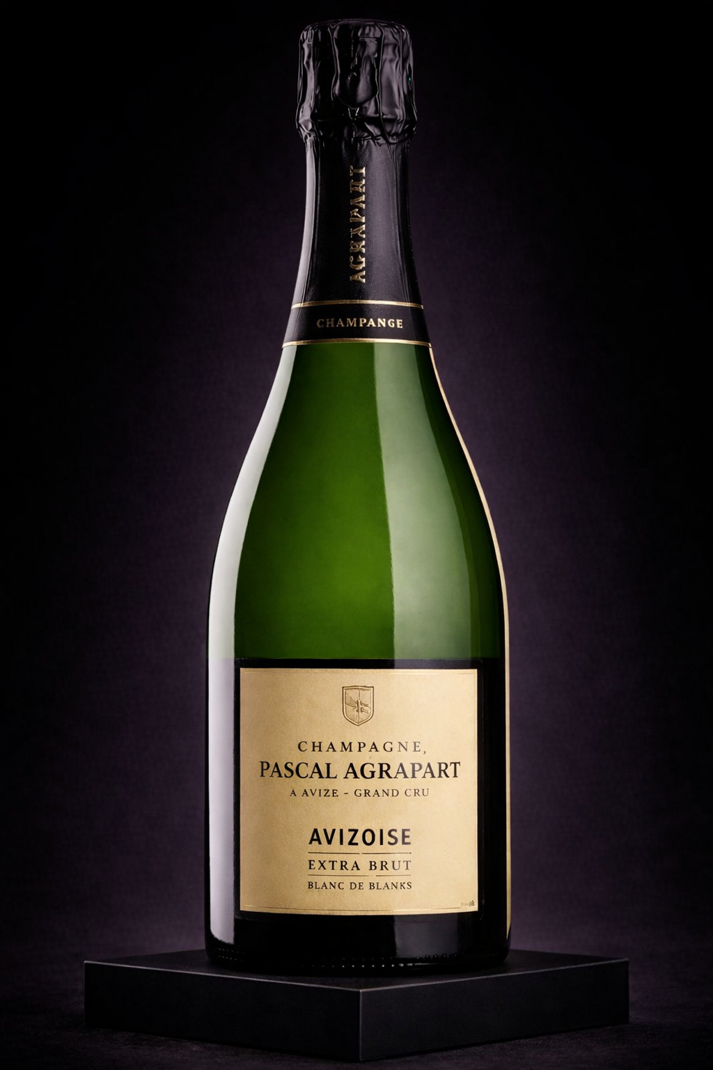 Bouteille de champagne Pascal Agrapart Avizoise Extra Brut, blanc de blancs, sur un support noir, fond sombre.