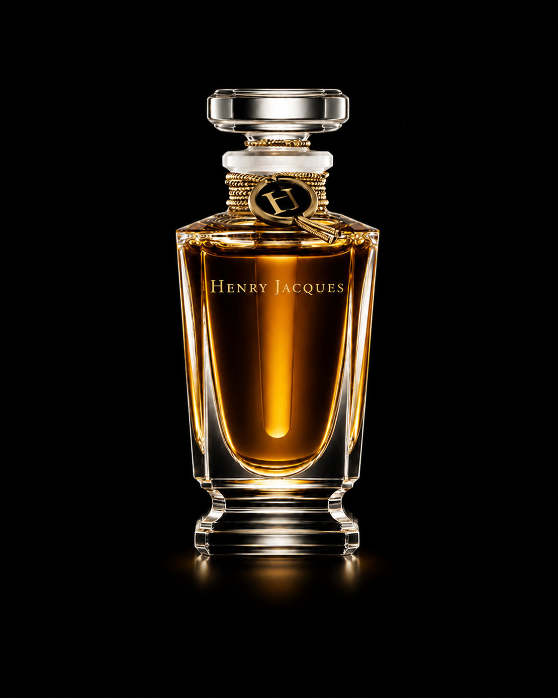 Une bouteille de parfum Henry Jacques avec un design en verre, contenant un liquide ambré, mise en valeur sur un fond noir