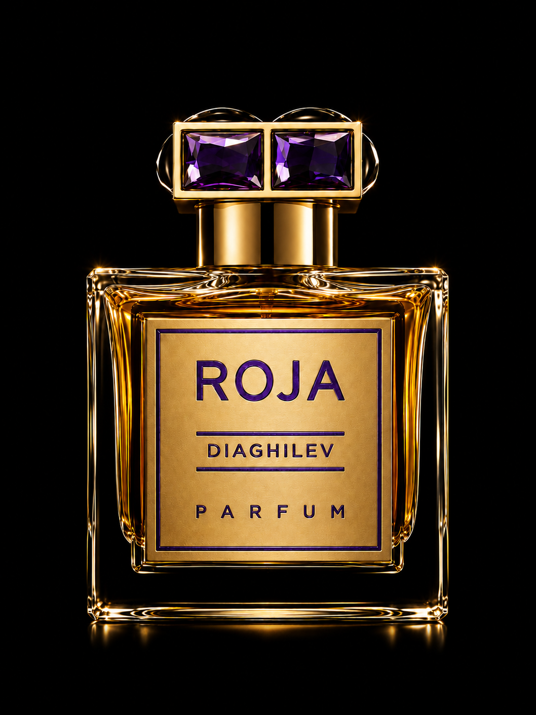 Une bouteille de parfum élégante avec un flacon en verre transparent et un bouchon orné de deux pierres violettes, portant une étiquette avec le texte "Roja Daghilev Parfum" en lettres violettes sur un fond doré.