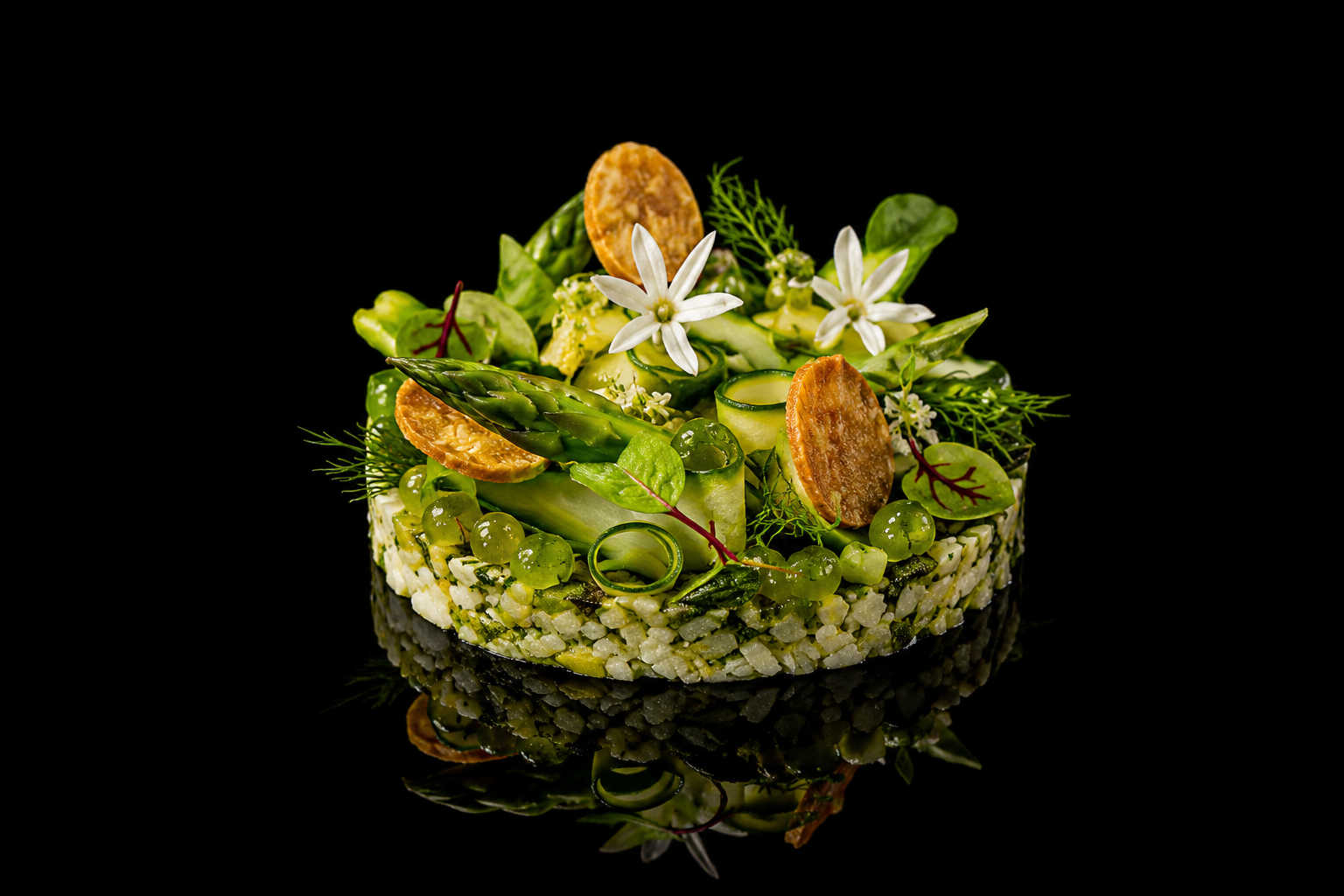 Assiette de salade de légumes verts et fleurs comestibles sur un fond noir