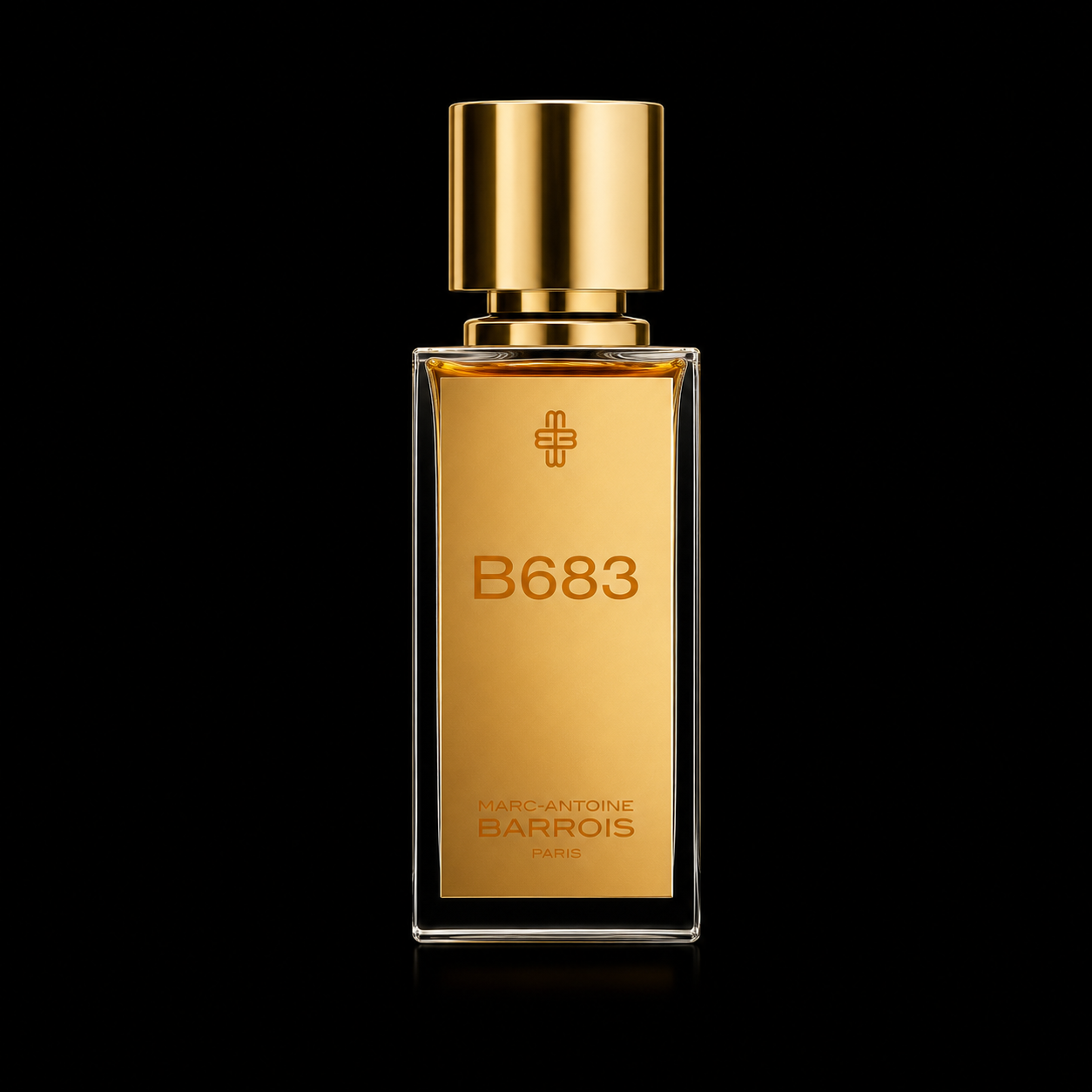 Parfum en bouteille avec un flacon transparent, étiquette dorée portant la mention B683, et bouchon doré, sur un fond noir.
