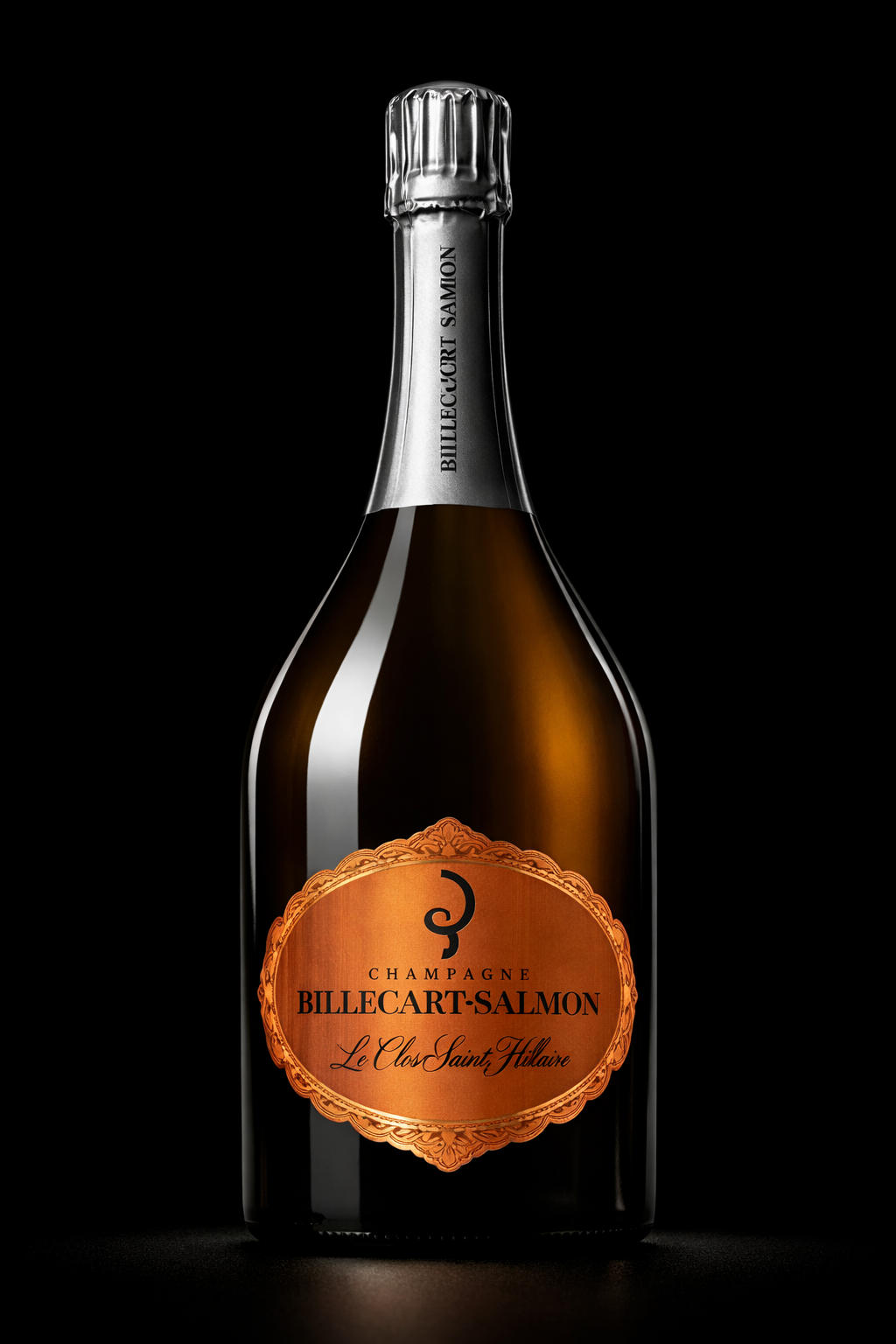 Bouteille de champagne Billecart-Salmon Le Clos Saint Hilaire avec une étiquette orange foncé, fond noir.