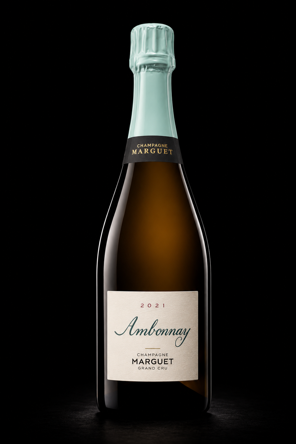 Bouteille de champagne Marguet Ambonnay 2021 avec un étiquetage blanc et capsule en argent, sur un fond noir.