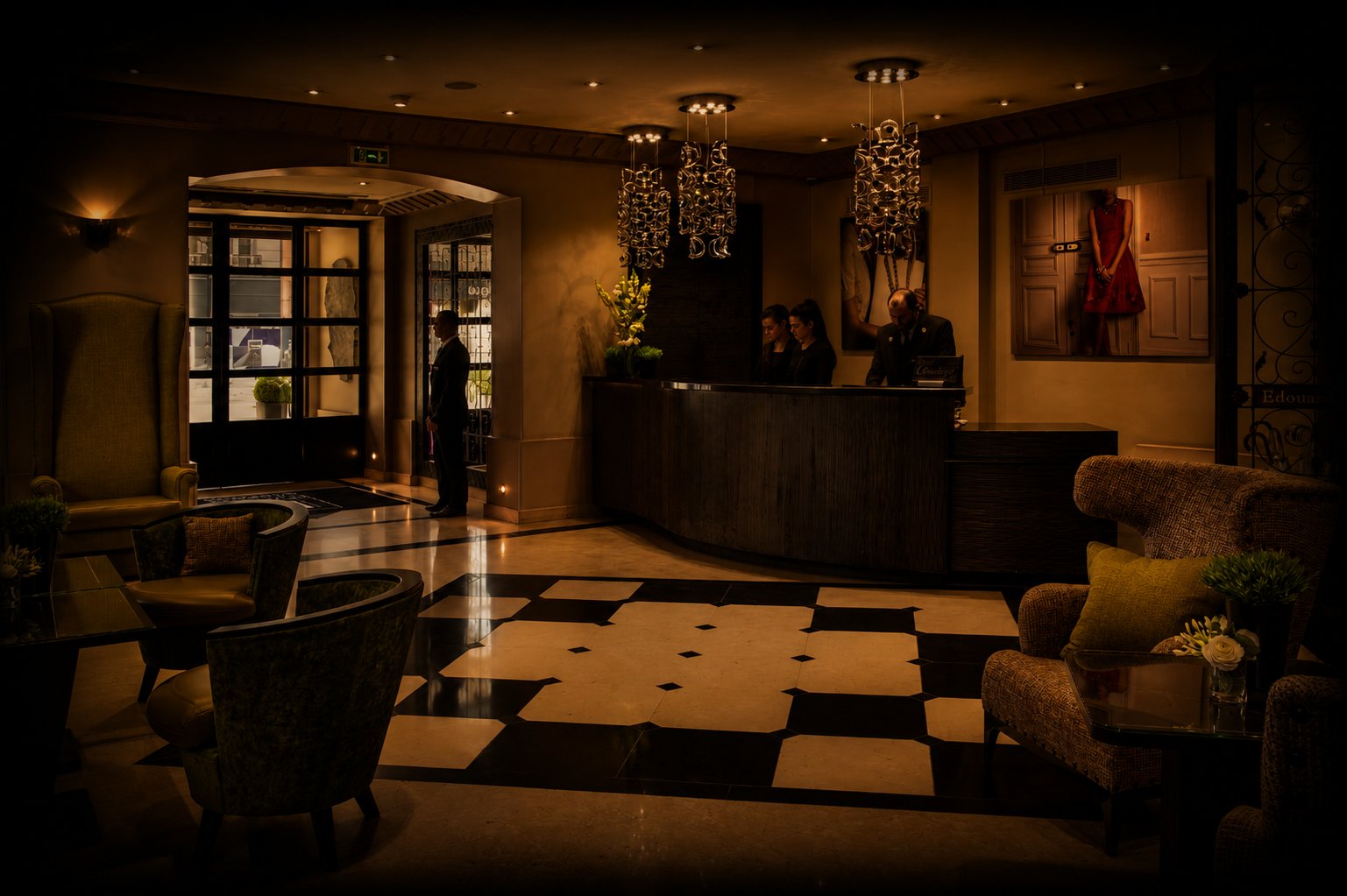 Intérieur d'un hall d'hôtel élégant avec une réception, un personnel, des canapés, une décoration florale et une peinture murale, ambiance chaleureuse et sophistiquée.