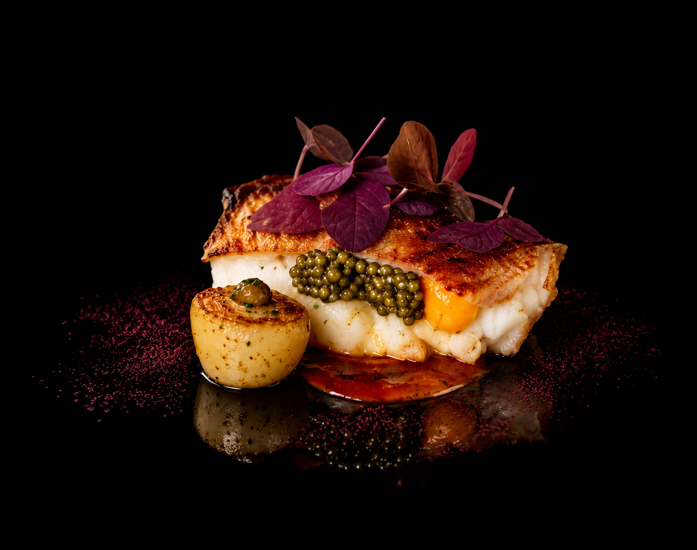 Poisson cuit, présenté avec des feuilles pourpres, une sauce et une coquille Saint-Jacques, dans un style gastronomique