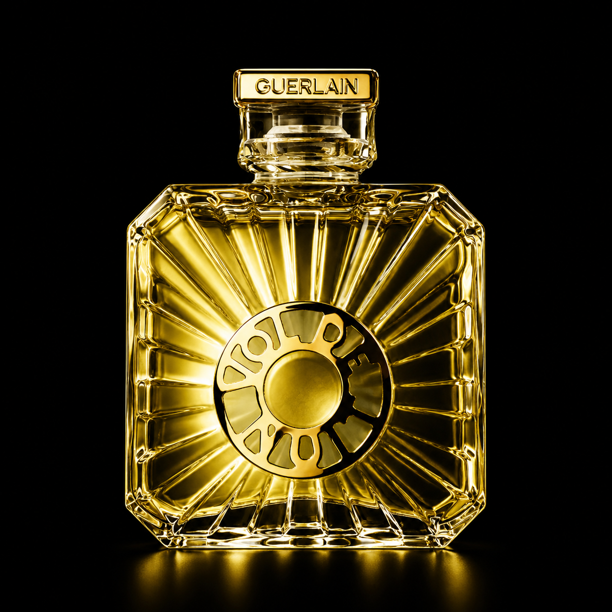 Parfum Guerlain en bouteille en verre ornée de motifs dorés brillants, fond noir
