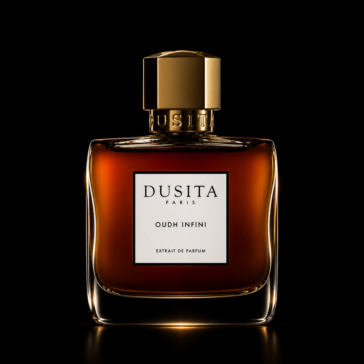 Une bouteille de parfum de couleur ambrée avec un capuchon doré sur un fond noir.