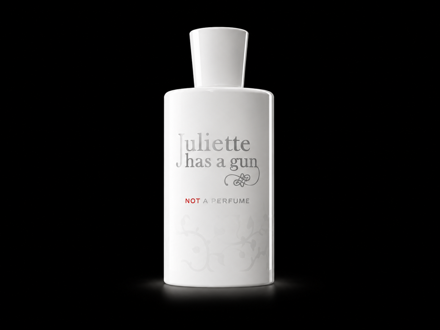 Flacon de parfum blanc avec texte humoristique. Sur fond noir.