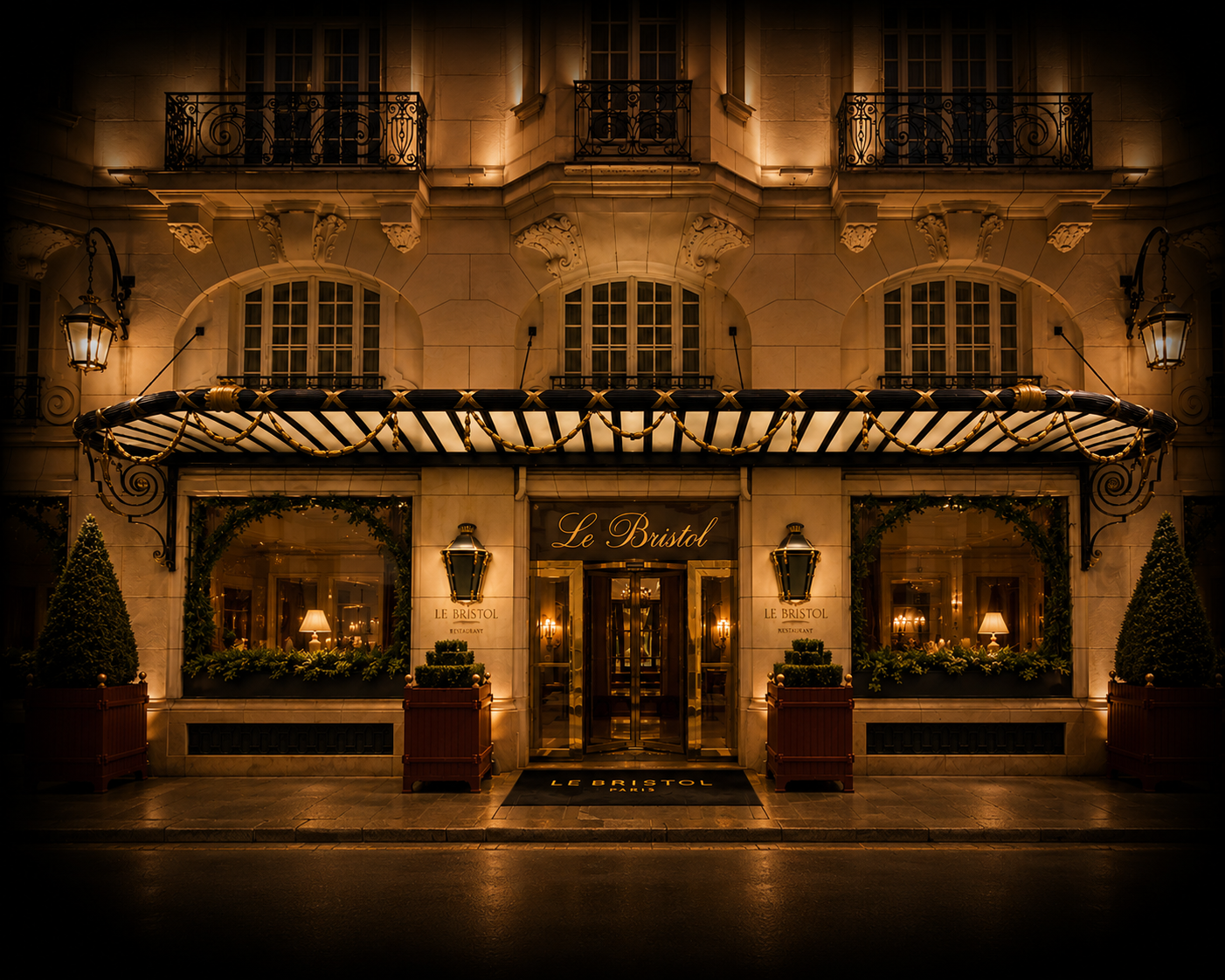 Façade d'un restaurant chic nommé Le Bristol, illuminée chaleureusement, avec des fenêtres ornées de sapins décoratifs, des lampadaires élégants, et une entrée accueillante.