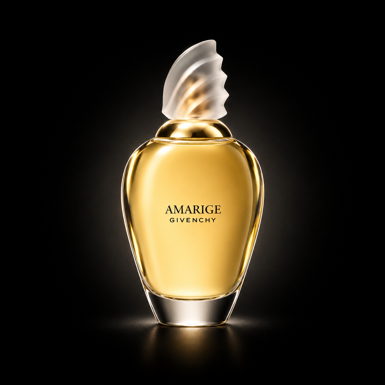 Flacon de parfum doré Givenchy Amarige avec capuchon en forme de coquillage en verre opaque, sur fond noir.