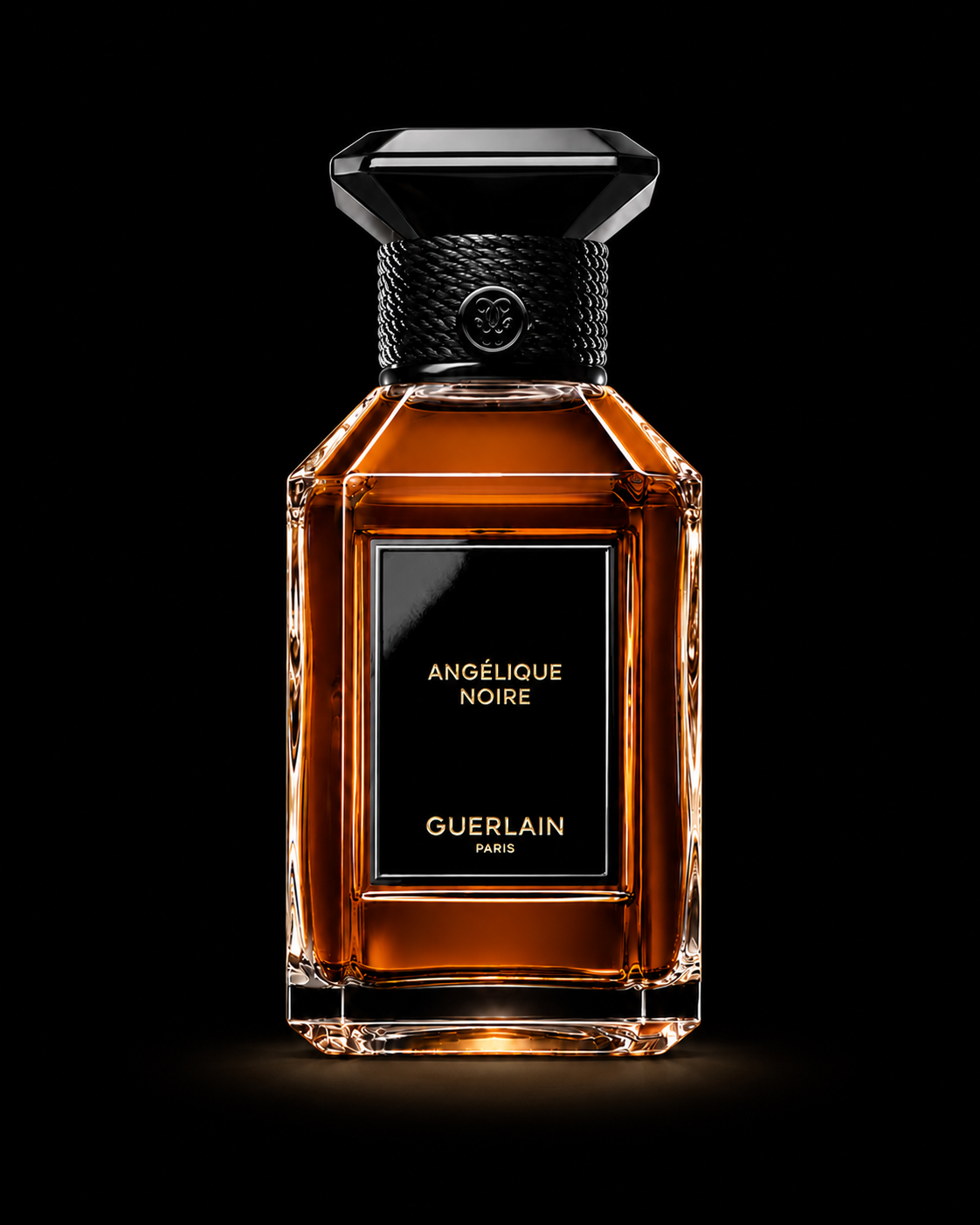 Une bouteille de parfum Guerlain Angélique Noire avec un design élégant en verre avec un bouchon noir, présenté sur fond noir.