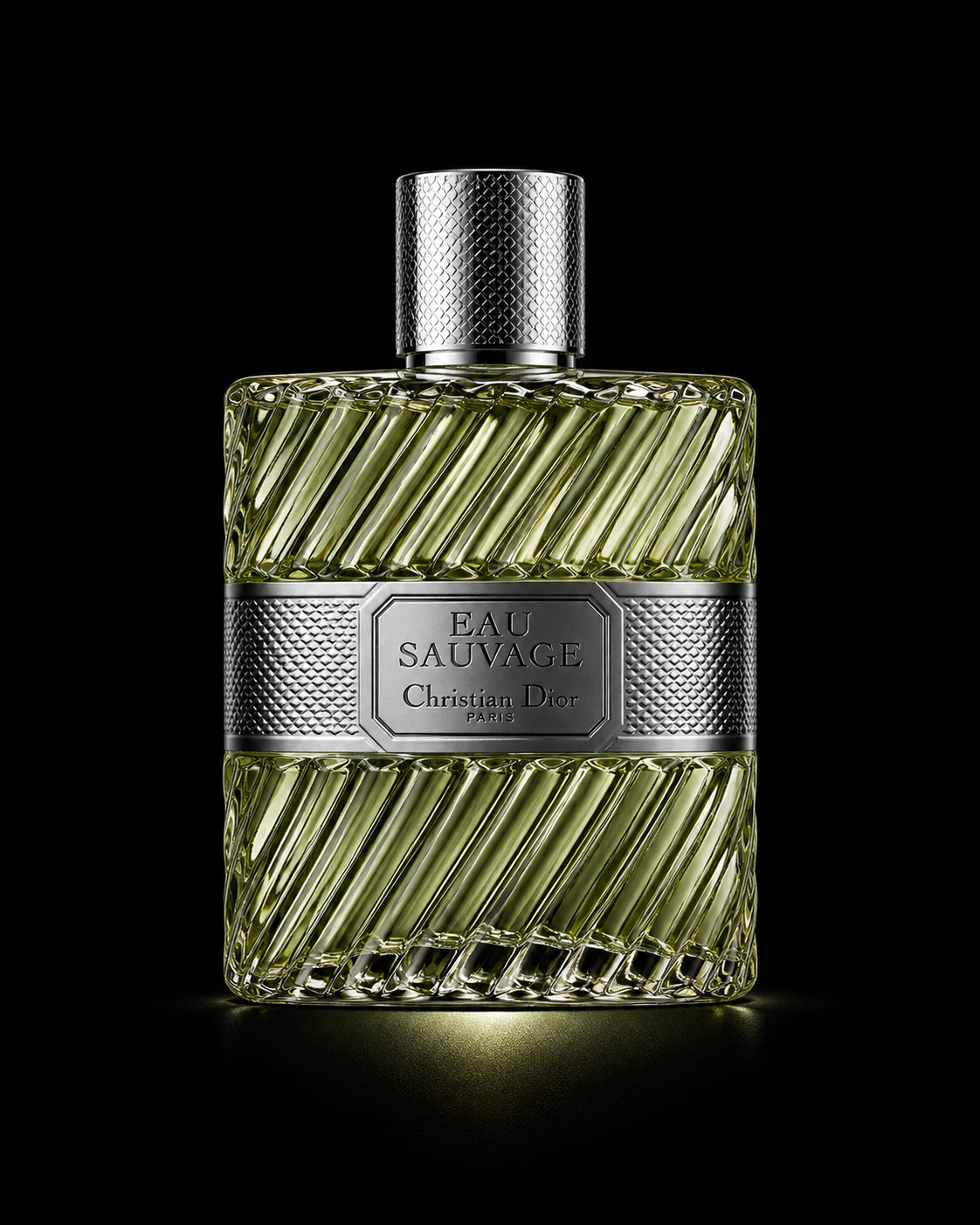 Bouteille de parfum Christian Dior Eau Sauvage avec un design en verre texturé et un bouchon métallique, éclairée sur fond noir.