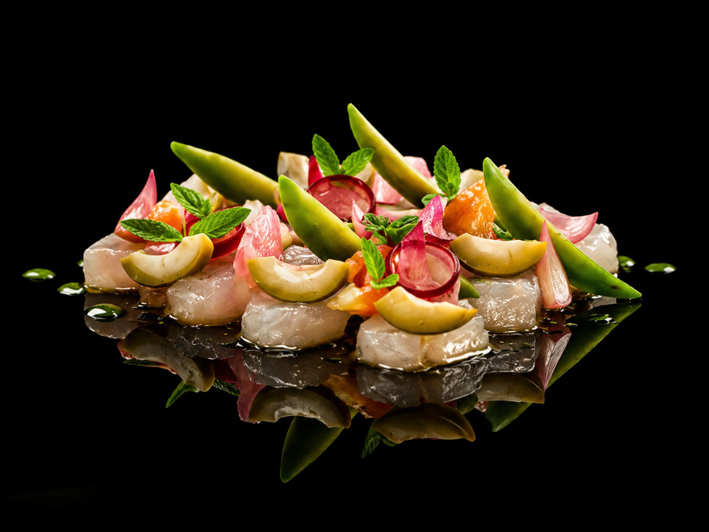 Assiette de sashimi de poisson cru garnie de légumes croquants, herbes fraîches et servi sur un fond noir