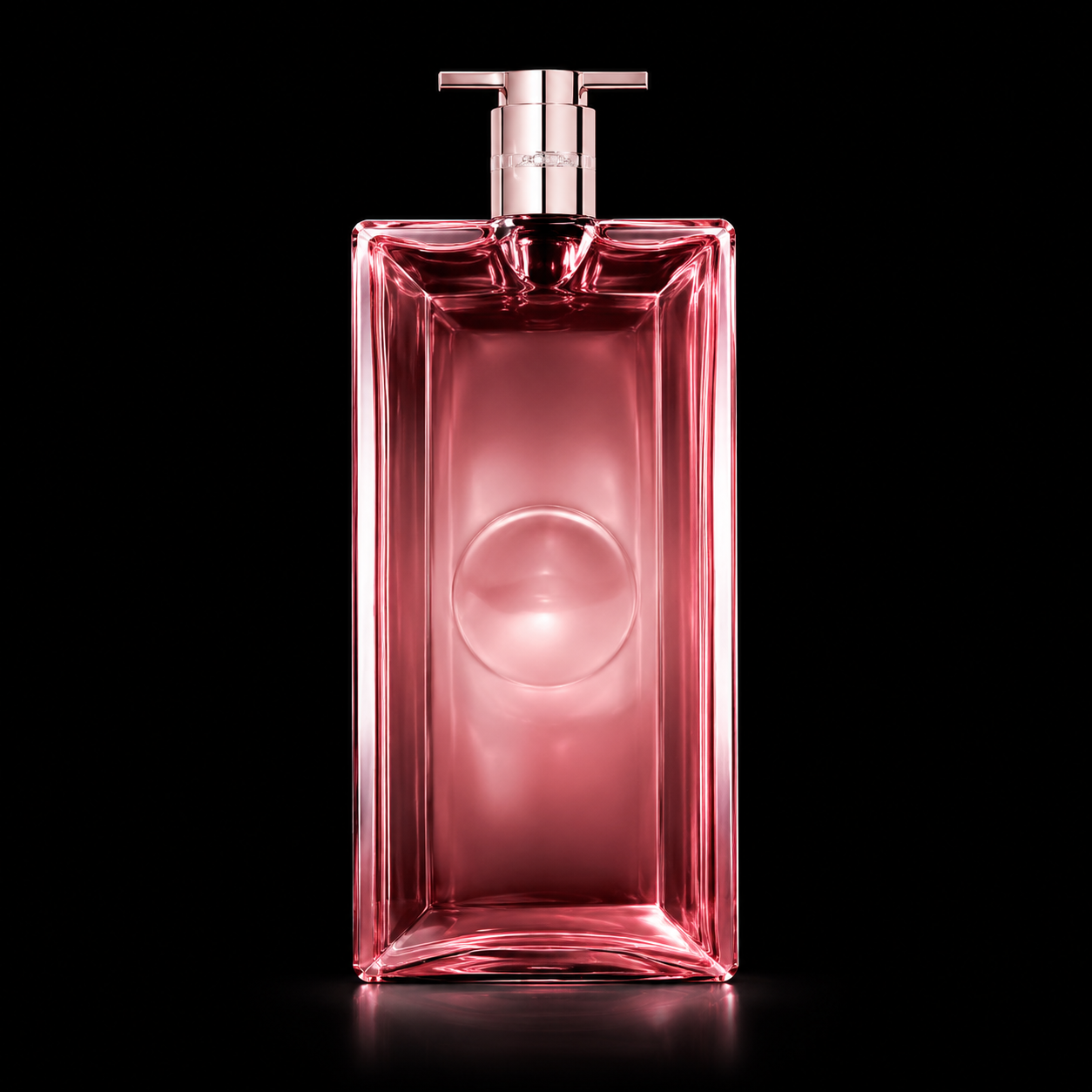 Une bouteille de parfum rose en verre transparent, avec un prix noir en arrière-plan.