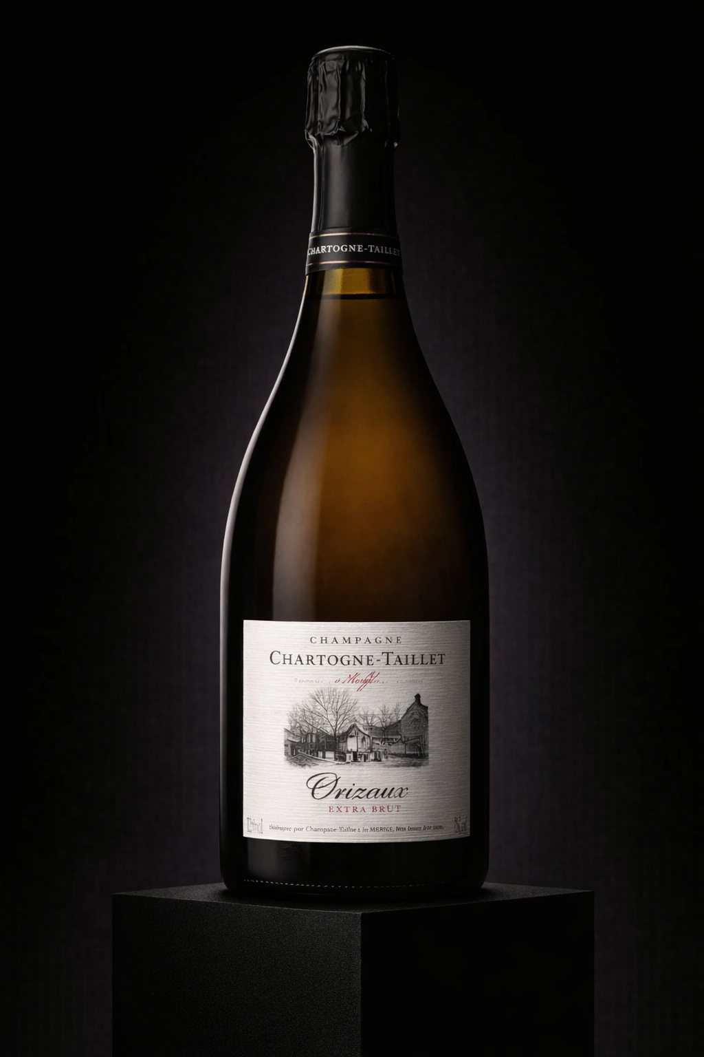 Bouteille de champagne Chartogne-Taillet Orizaux extra brut sur un socle noir, fond sombre.