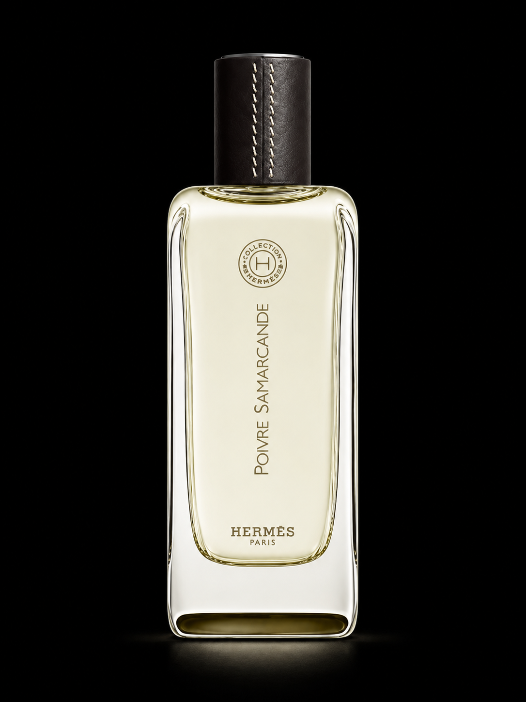 Flacon de parfum Hermès Poire Samarcande avec un bouchon en cuir sur fond noir.
