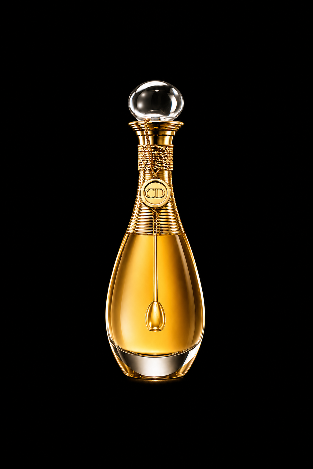 Flacon de parfum Dior avec capuchon en forme de boule en verre, en or, sur fond noir.