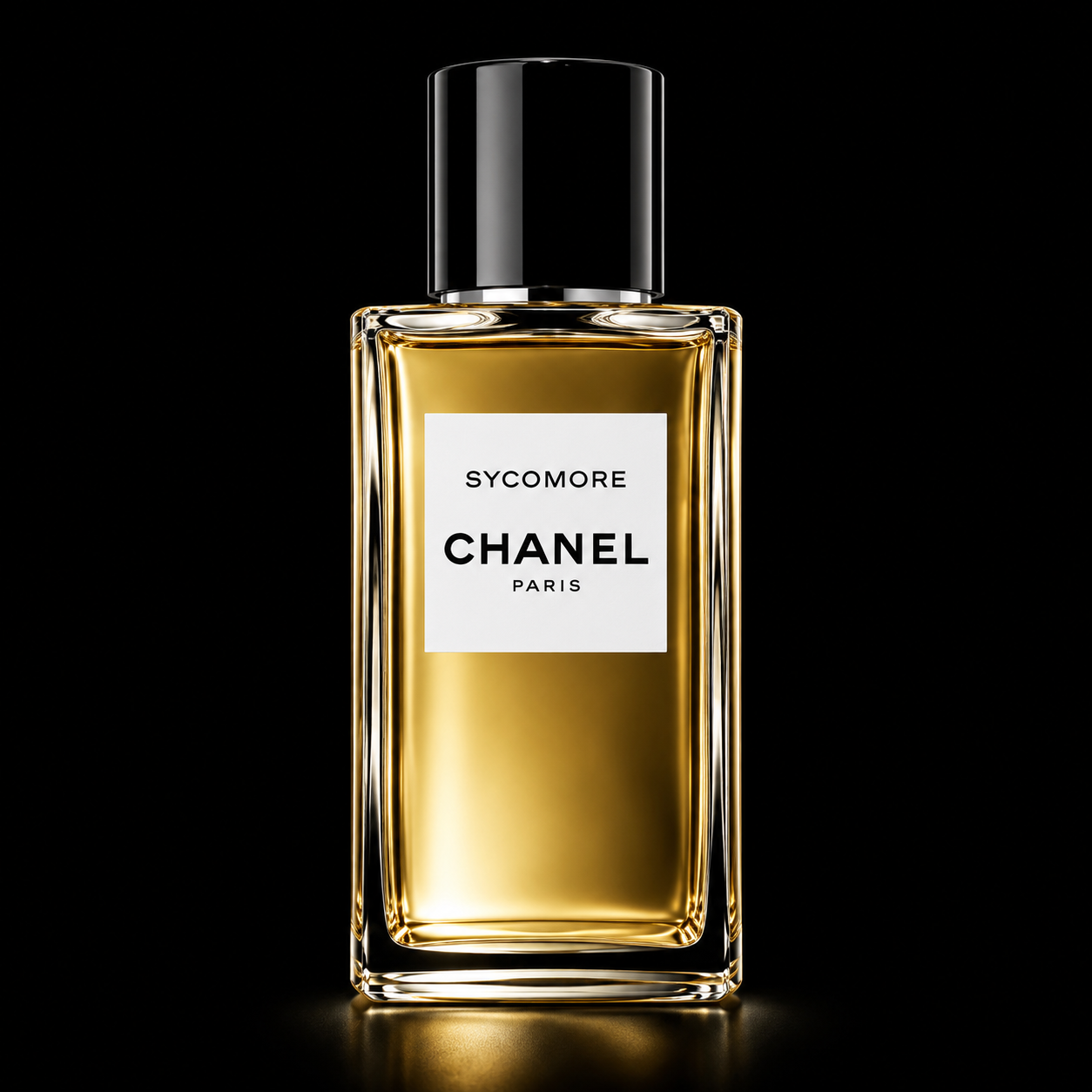 Flacon de parfum Chanel Sycomore en verre transparent contenant un liquide doré, avec un fond noir.