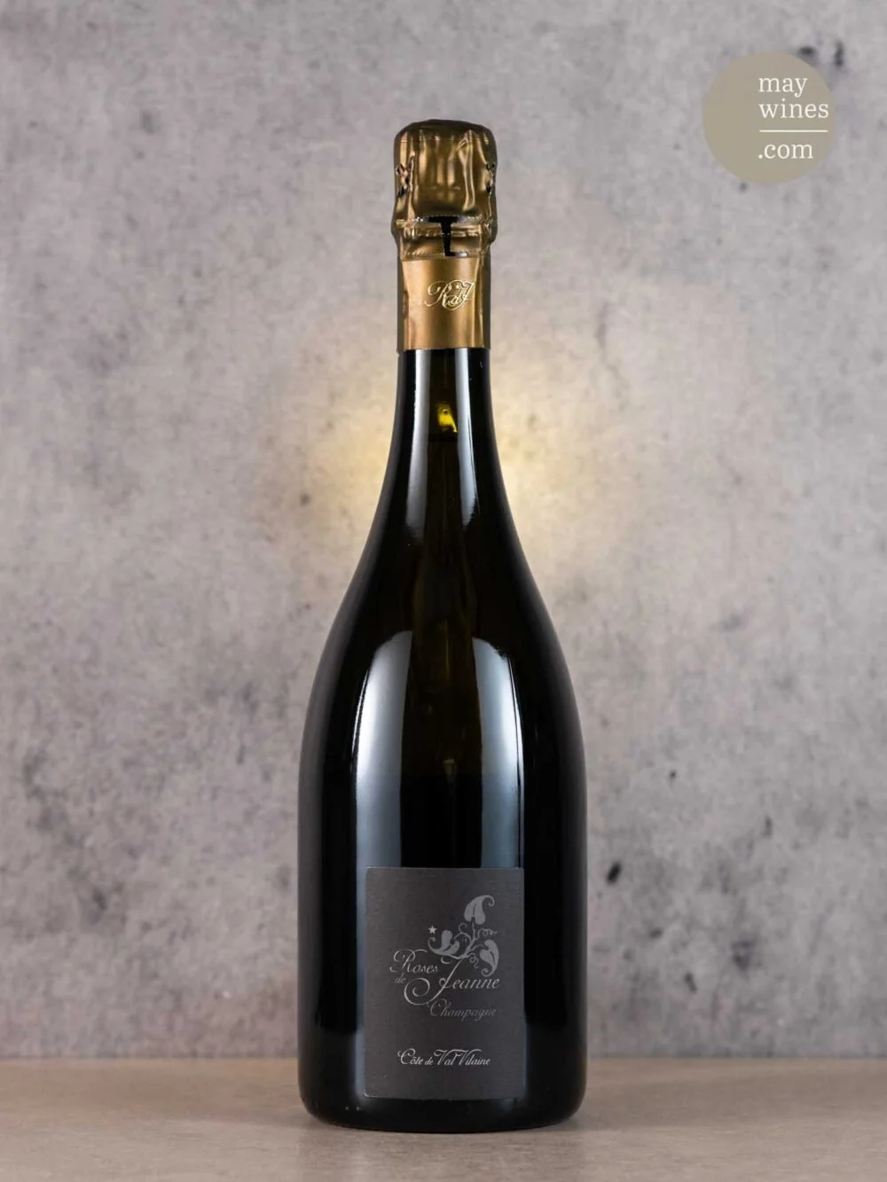 Bouteille de champagne rosé "Rosé de Jeanne" avec étiquette noire et inscription en français, fond gris.