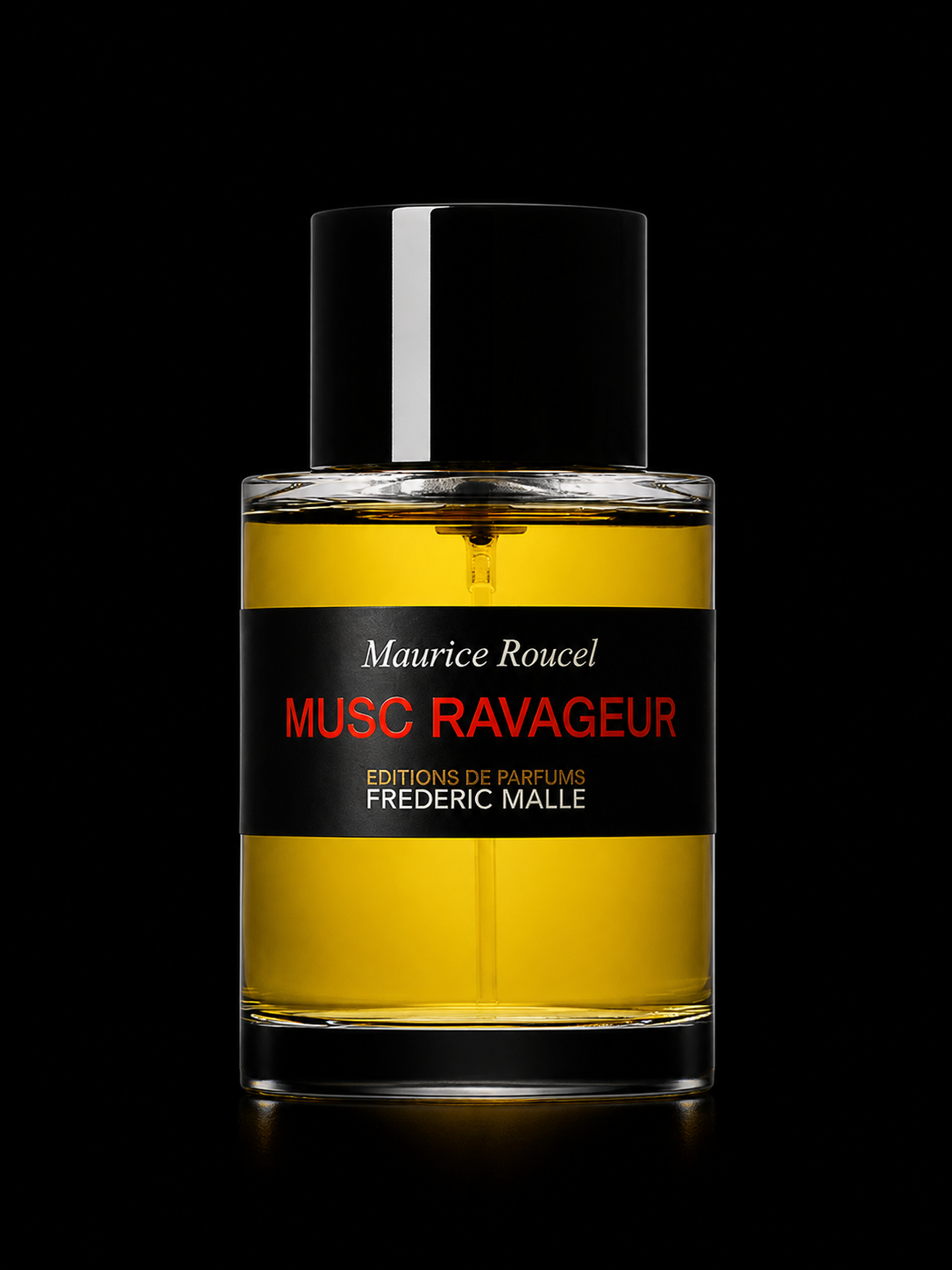 Flacon de parfum nommé Musc Ravageur de Maurice Roucel et éditions de Parfums Frederic Malle, avec un liquide jaune dans un flacon en verre transparent, contre un fond noir.